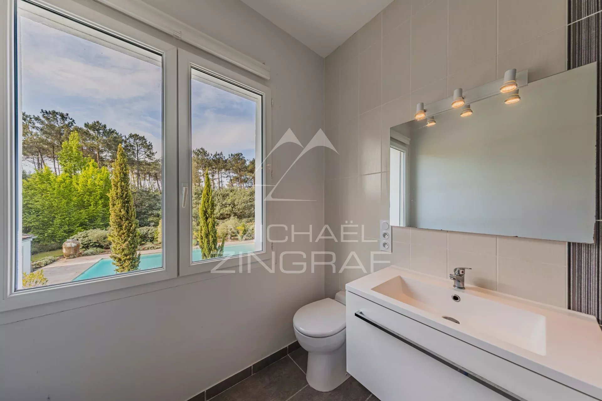 n Mimizan, on the edge of the forest, a unique property