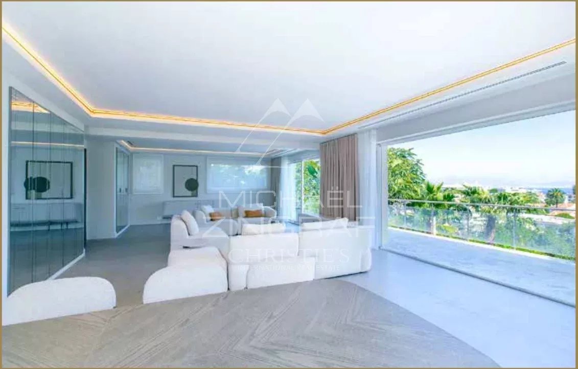 SPLENDID RENOVATED CONTEMPORARY VILLA OF 320 SQM LOCATED IN A PRIVATE ESTATE