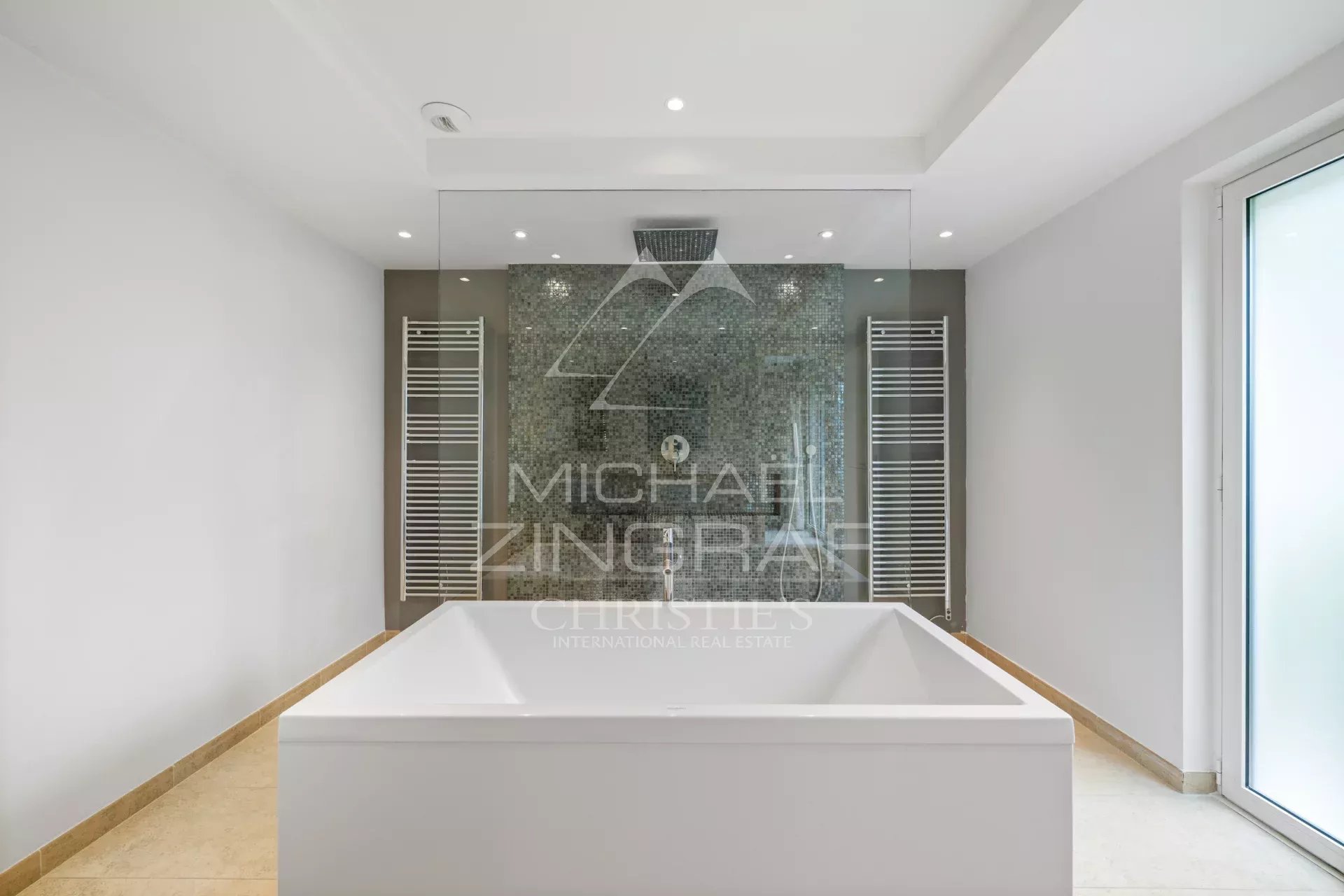 Close to Mougins - Spendid villa in gated domain