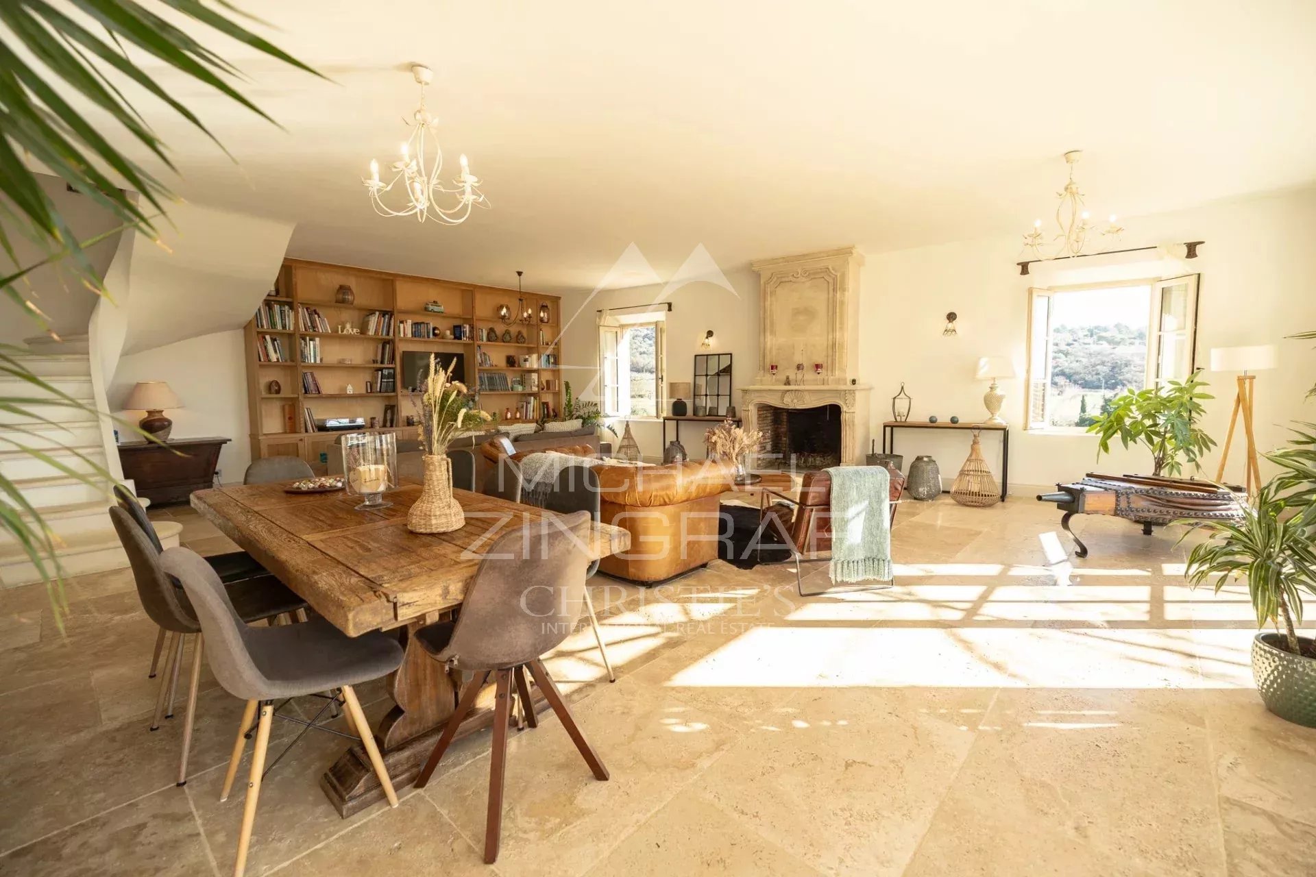 Vue exceptionnelle à 10 mn à pieds du centre village ! Mas avec piscine entre Luberon et Monts de Vaucluse