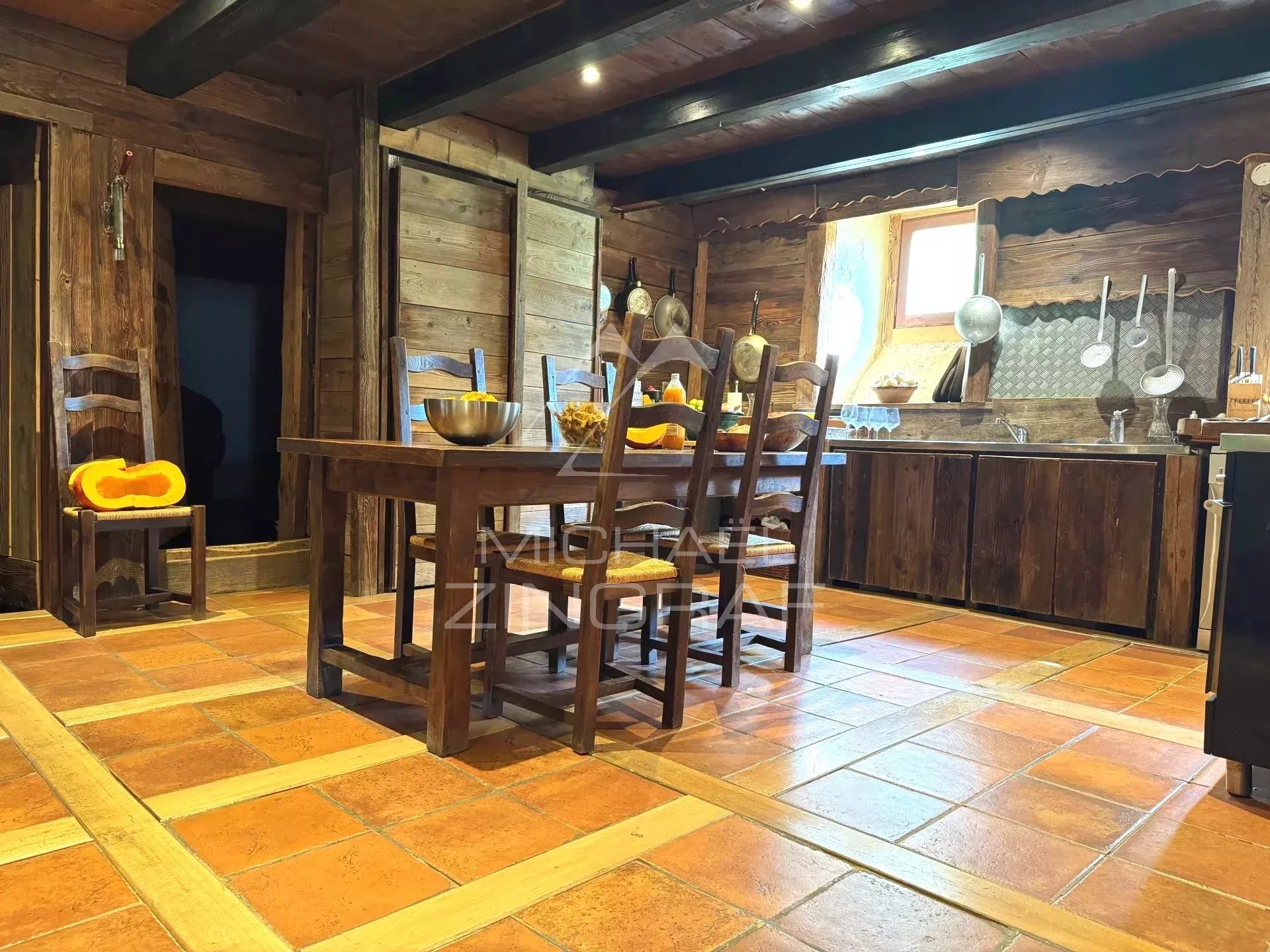 Ferme ancienne rénovée Combloux - Vue panoramique - Séjour cathédrale et huit chambres