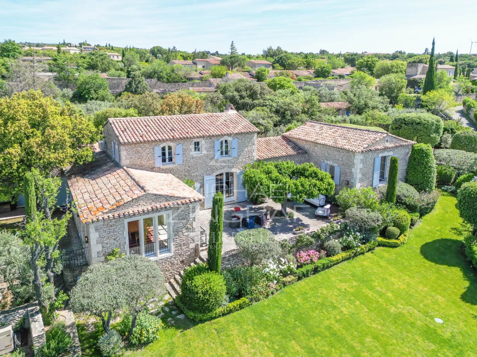 Gordes - Superbe maison en pierres proche du village