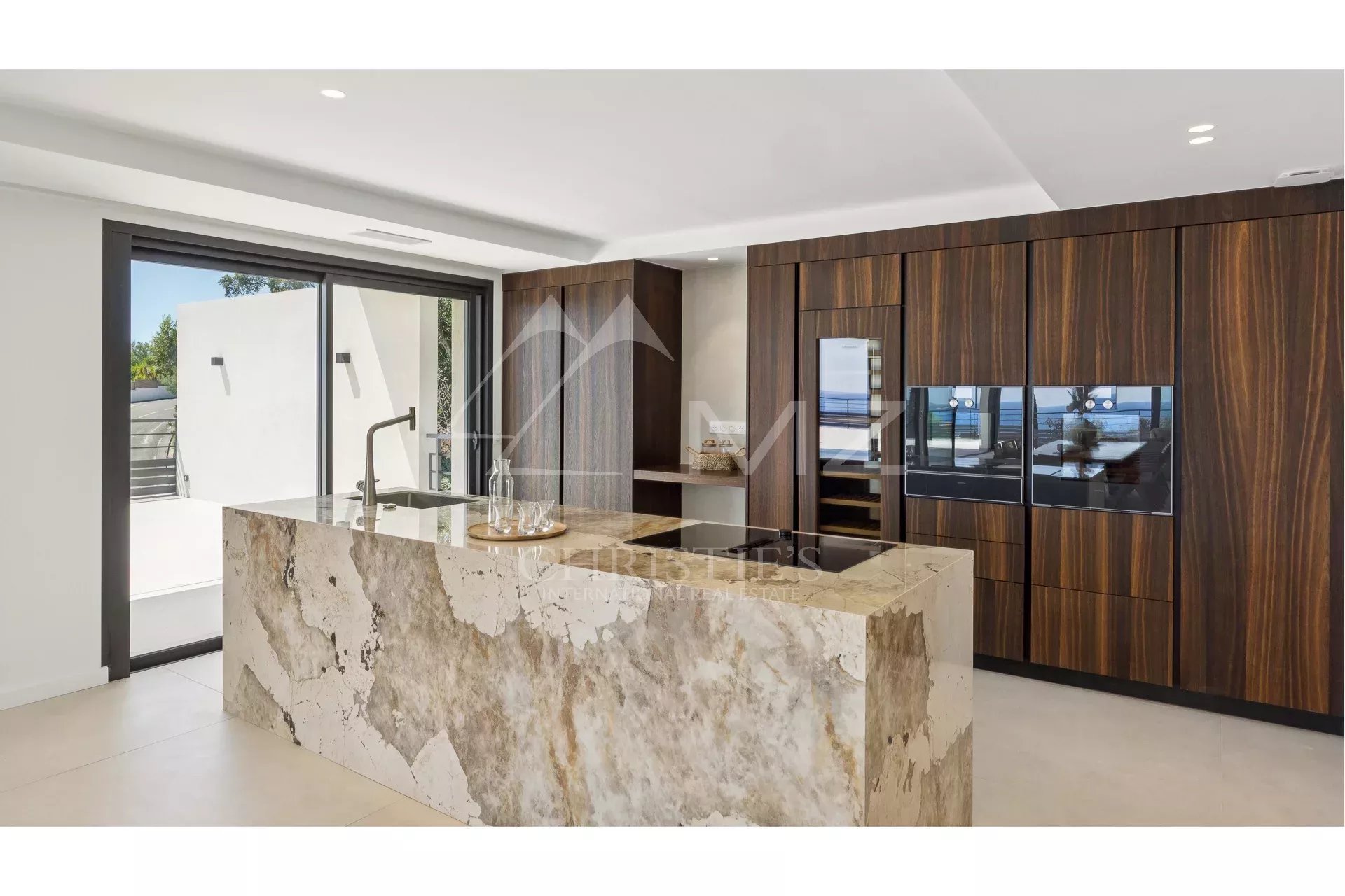 Villa contemporaine d’exception avec vue panoramique sur la mer et le Massif de l’Estérel Un bien rare où l’élégance rencontre la nature.