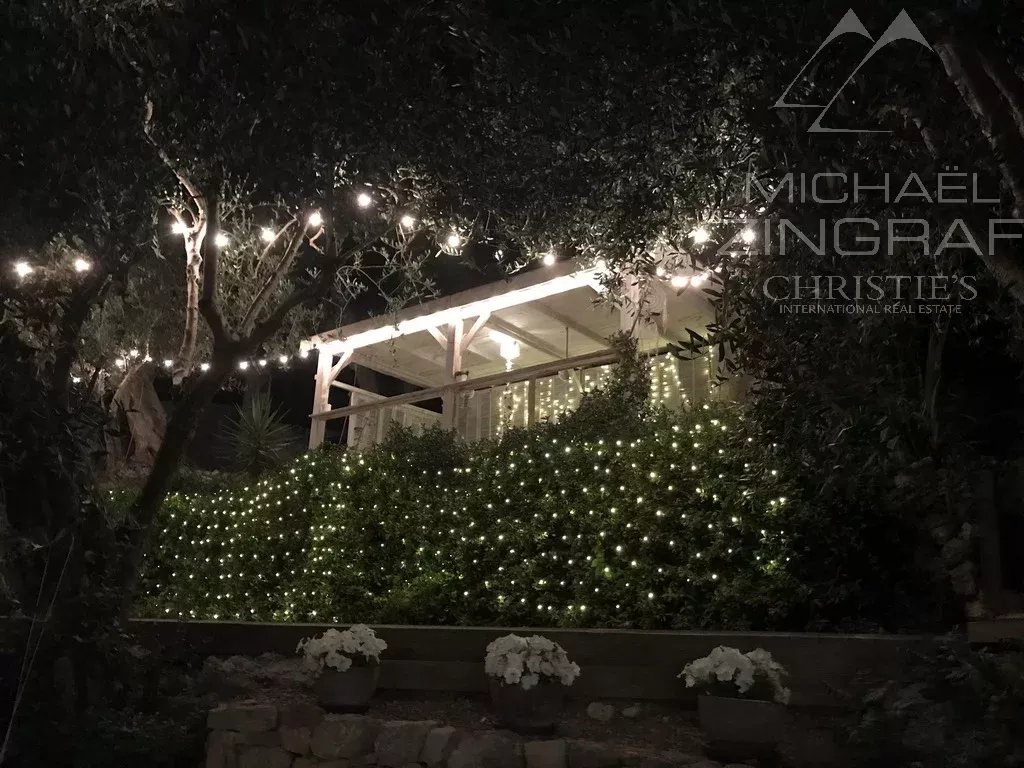 VCharming villa in a green setting with panoramic views