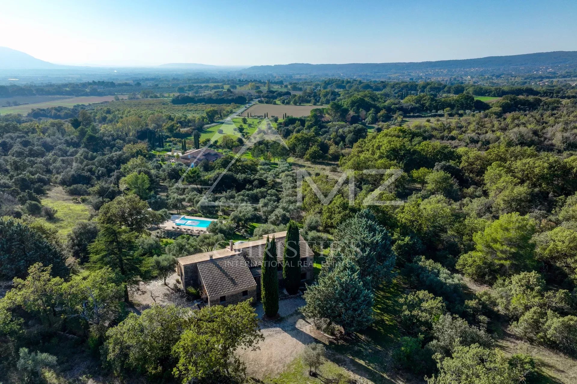 Gordes – Elegantes Steinhaus mit Pool und Panoramablick