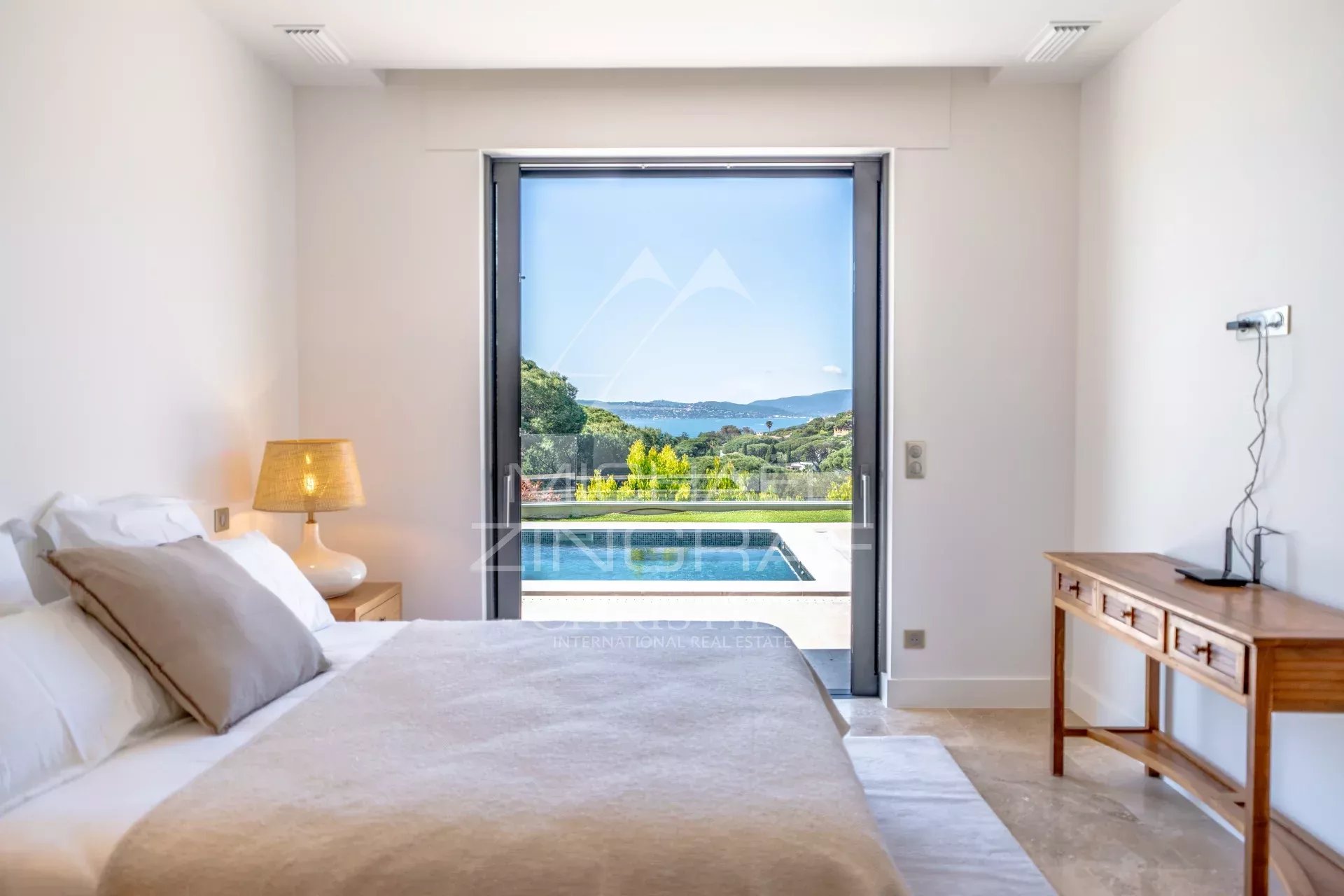 Villa Sainte-Maxime - Moderne Raffinesse mit Meerblick.