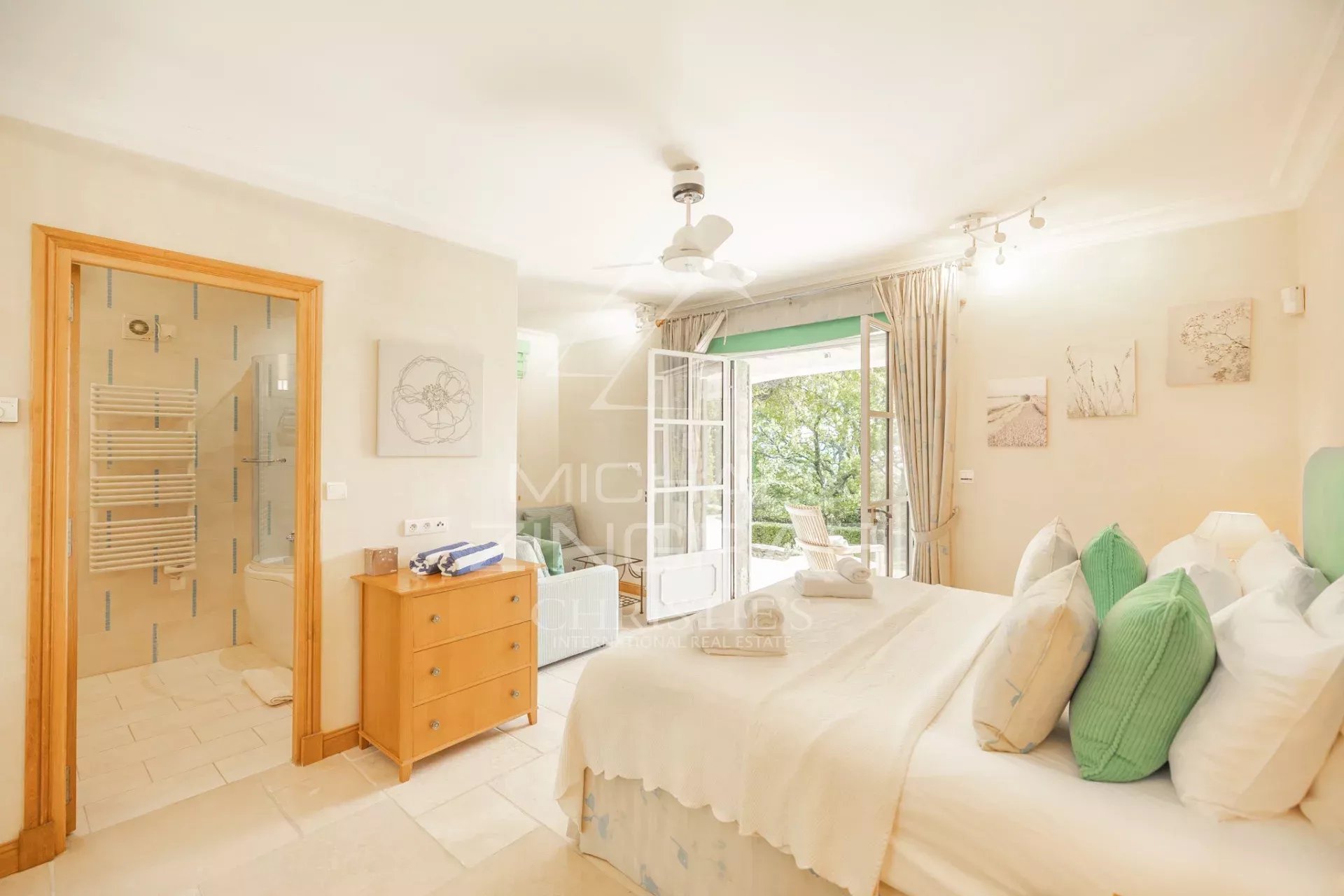 Gordes – Wunderschönes Steinhaus mit Aussicht und Pool, nur wenige Schritte vom Dorfzentrum entfernt