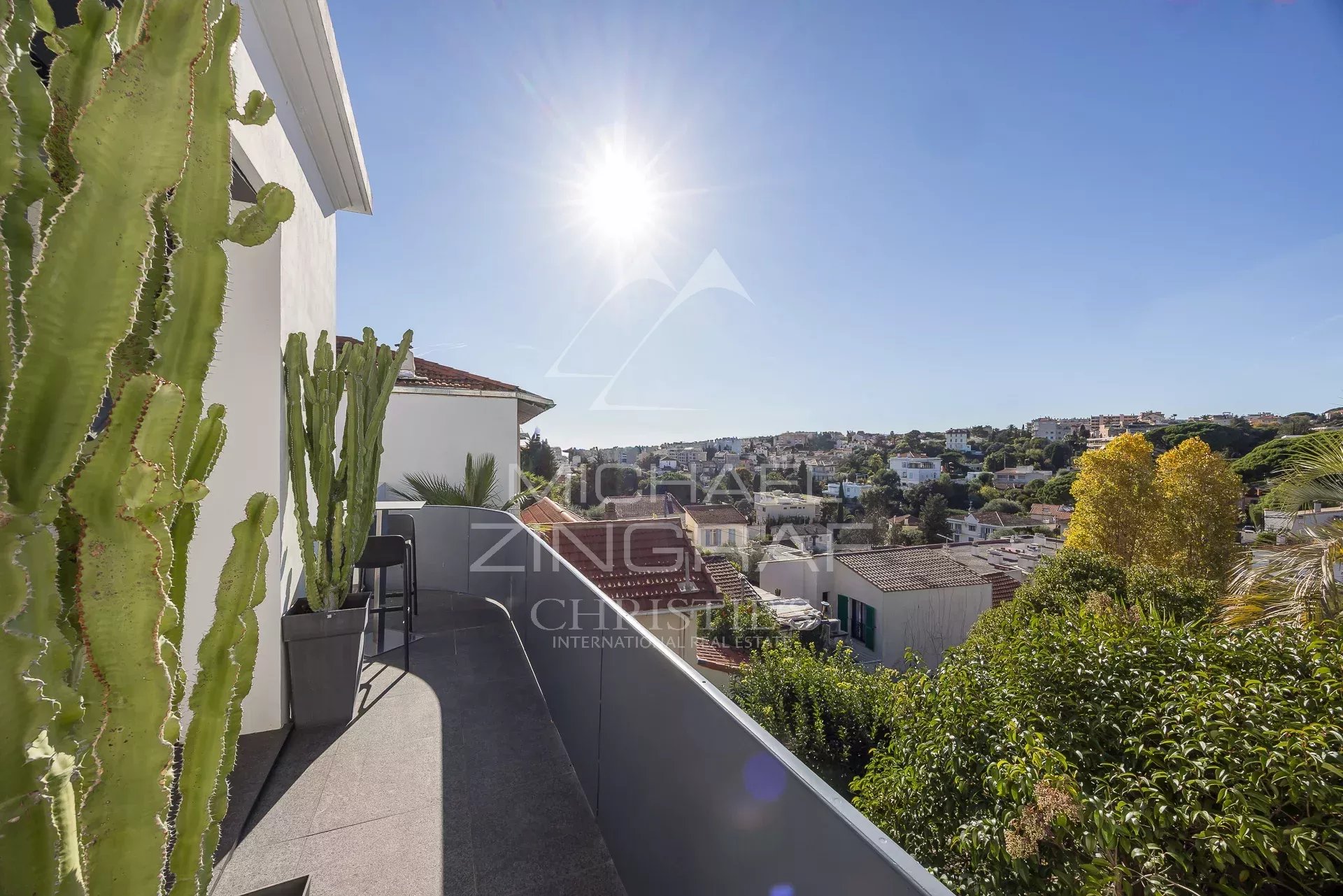 NAHE DEM ZENTRUM VON CANNES – RENOVIERTES BELLE-ÉPOQUE-STADTHAUS