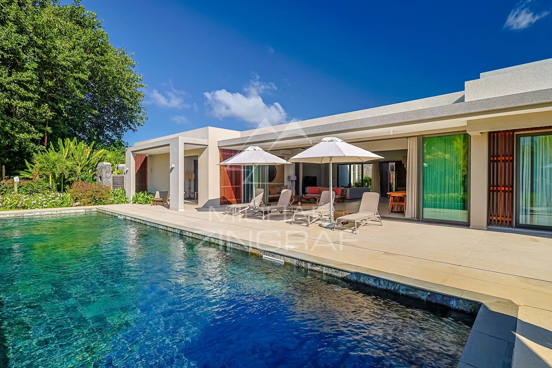 Moderne ebenerdige Villa mit Golfblick in ruhiger Lage