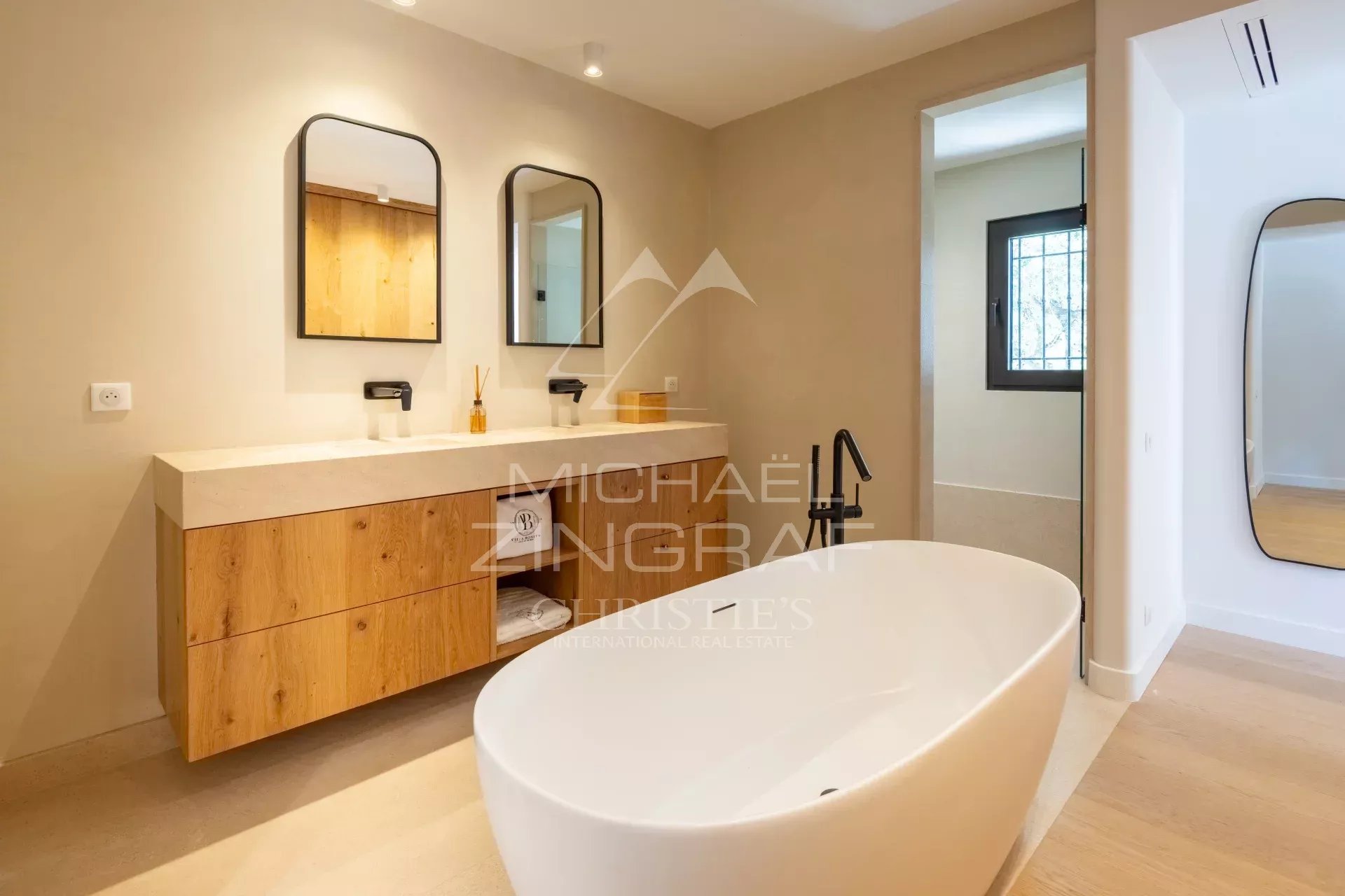 Proche Valbonne – Superbe propriété entièrement rénovée – 5 chambres