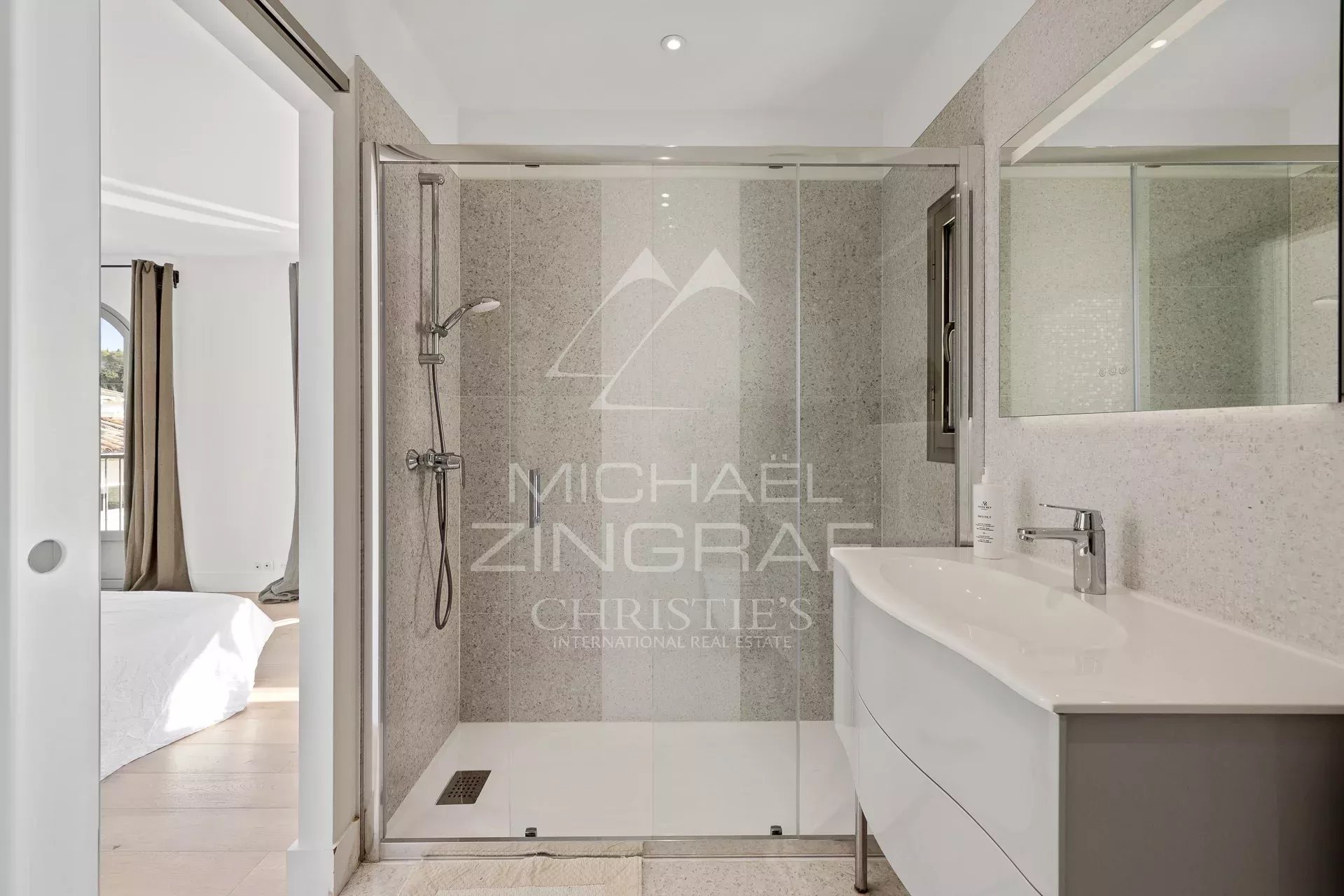 Residential area, recent villa with open view on the hills and the sea