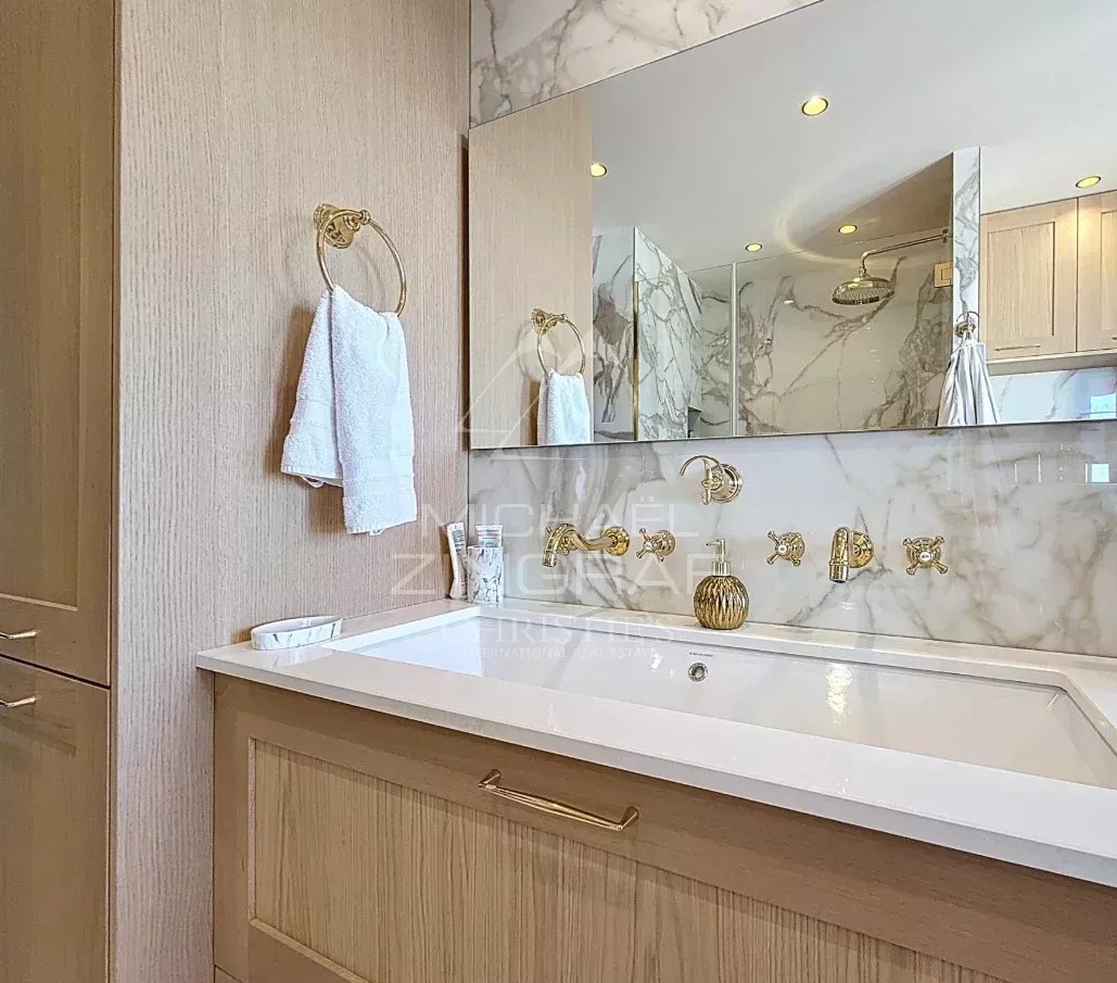 Juan-les-Pins – Außergewöhnliche Wohnung im obersten Stockwerk, großzügige Räume, Sonne und Meerblick