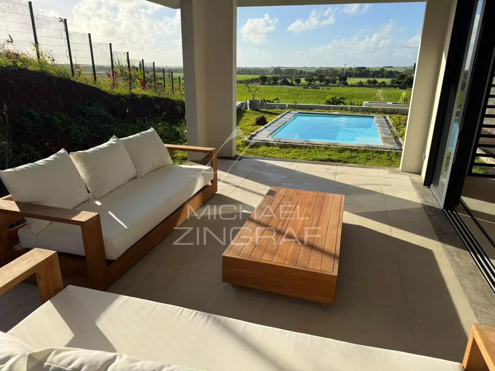 Neue möblierte Villa mit freiem Blick in Belle Vue Harel