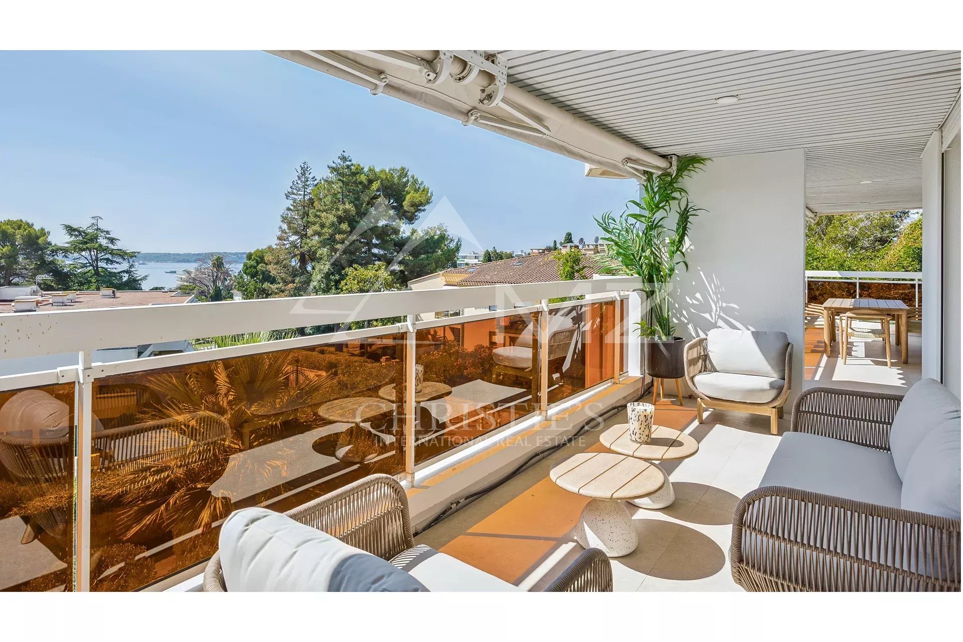 Magnificent 4-bedroom contemporary top floor apartment