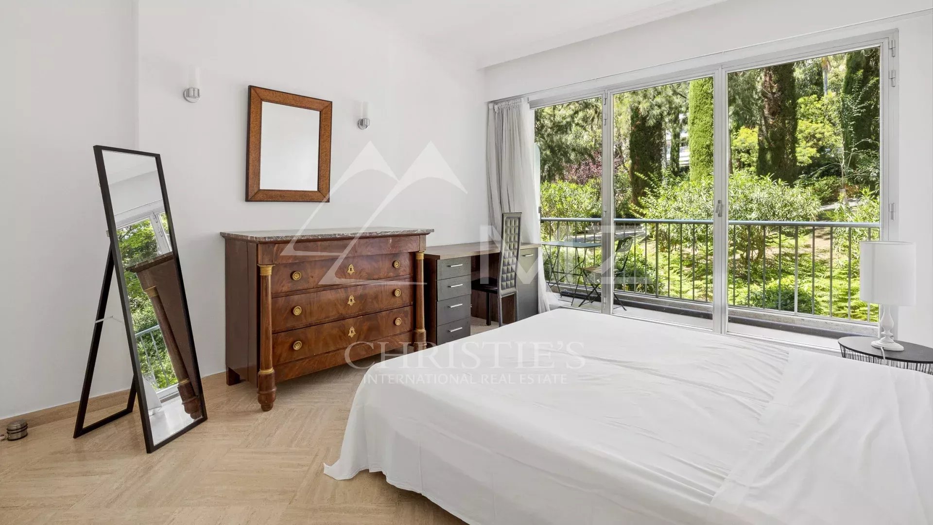 Apartment with Great Potential in the Prized California District