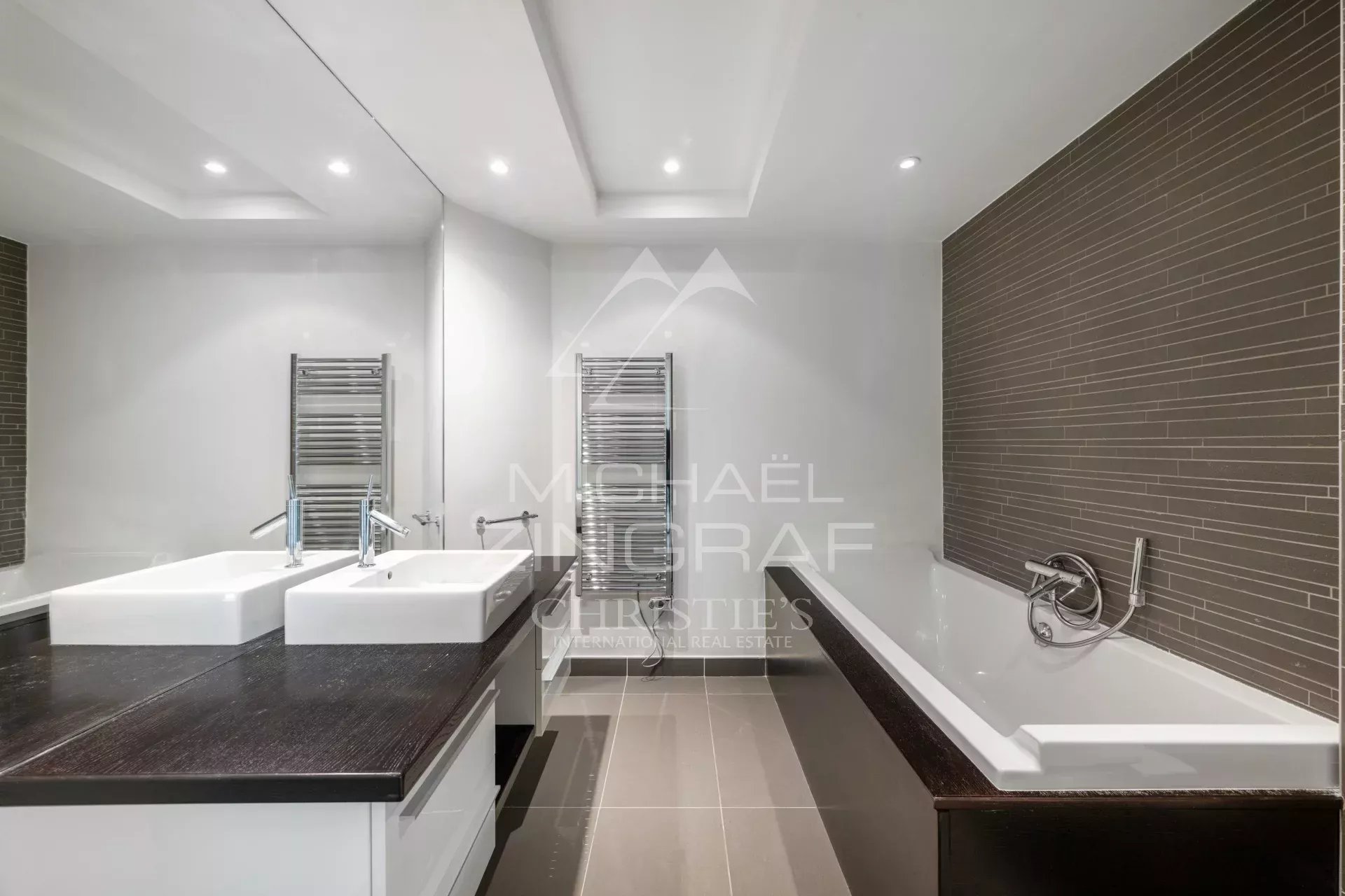 Close to Mougins - Spendid villa in gated domain