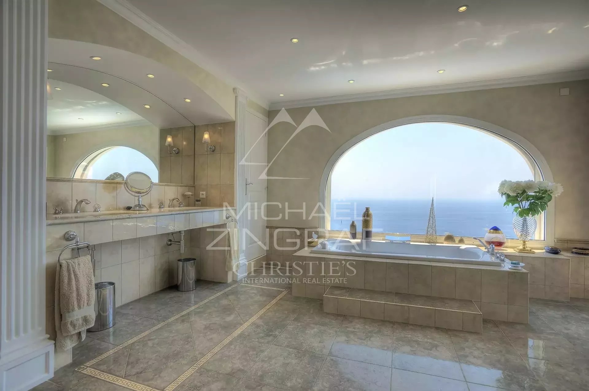 EXKLUSIV IM GEMEINSCHAFTSAUFTRAG – VILLA MIT MEERBLICK ZWISCHEN SAINT-RAPHAËL UND CANNES