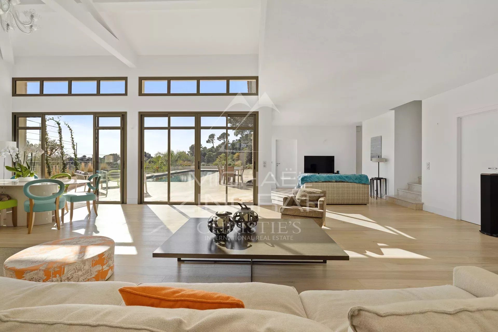 Residential area, recent villa with open view on the hills and the sea