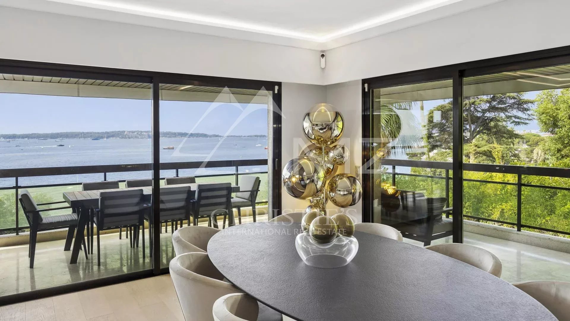 Magnificent contemporary apartment with a magical sea view