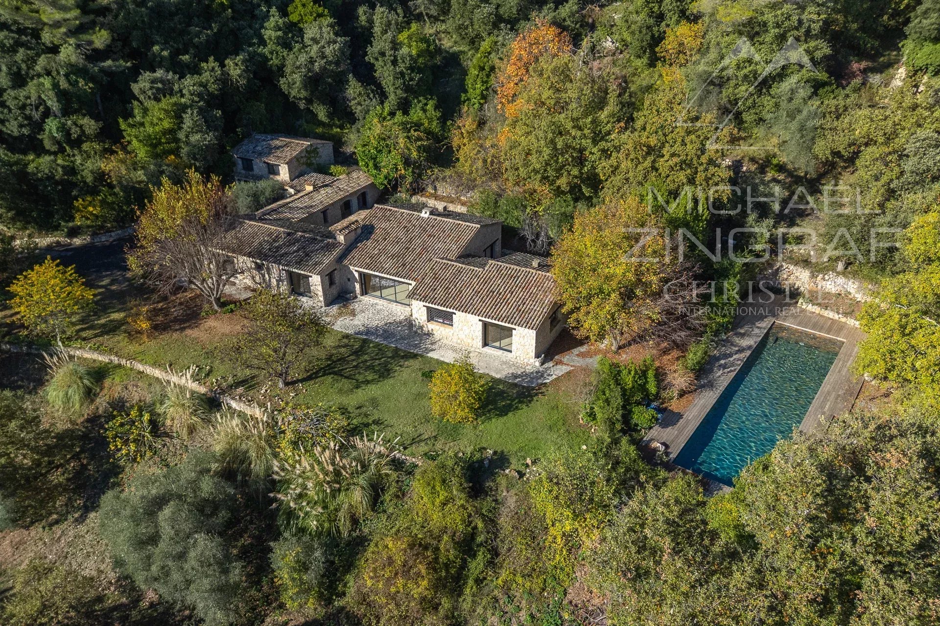 Villa Contemporaine Rénovée au Cœur de l’Arrière-Pays Cannois