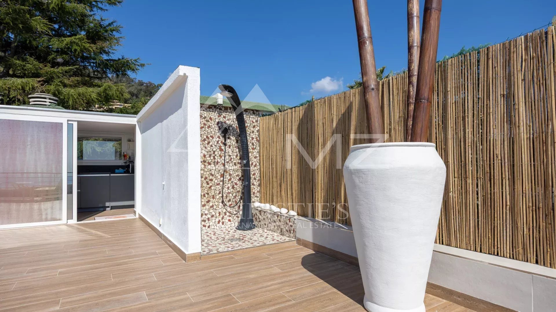 Stunning top-floor flat