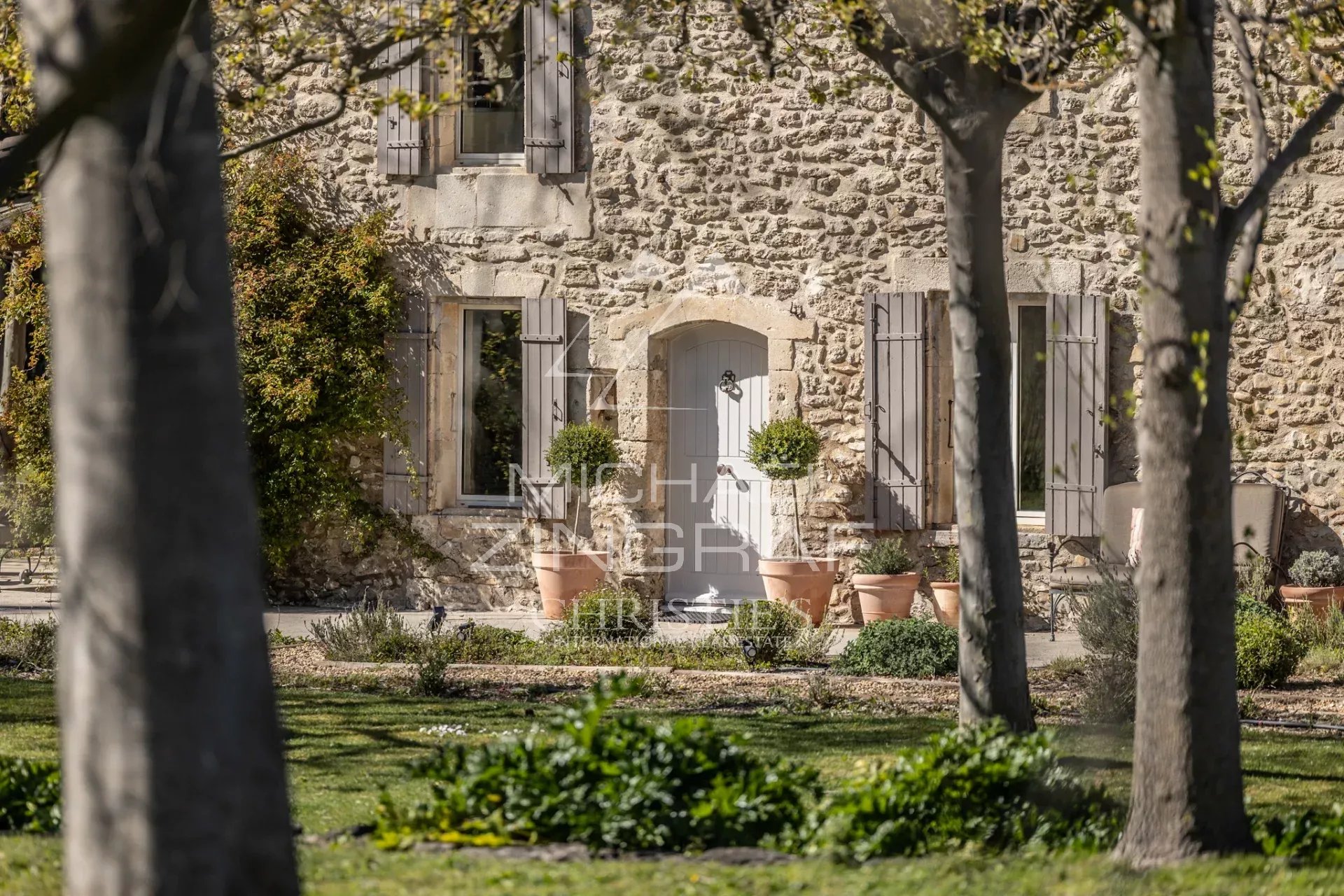 Mas provençal en pierre entouré d'oliviers