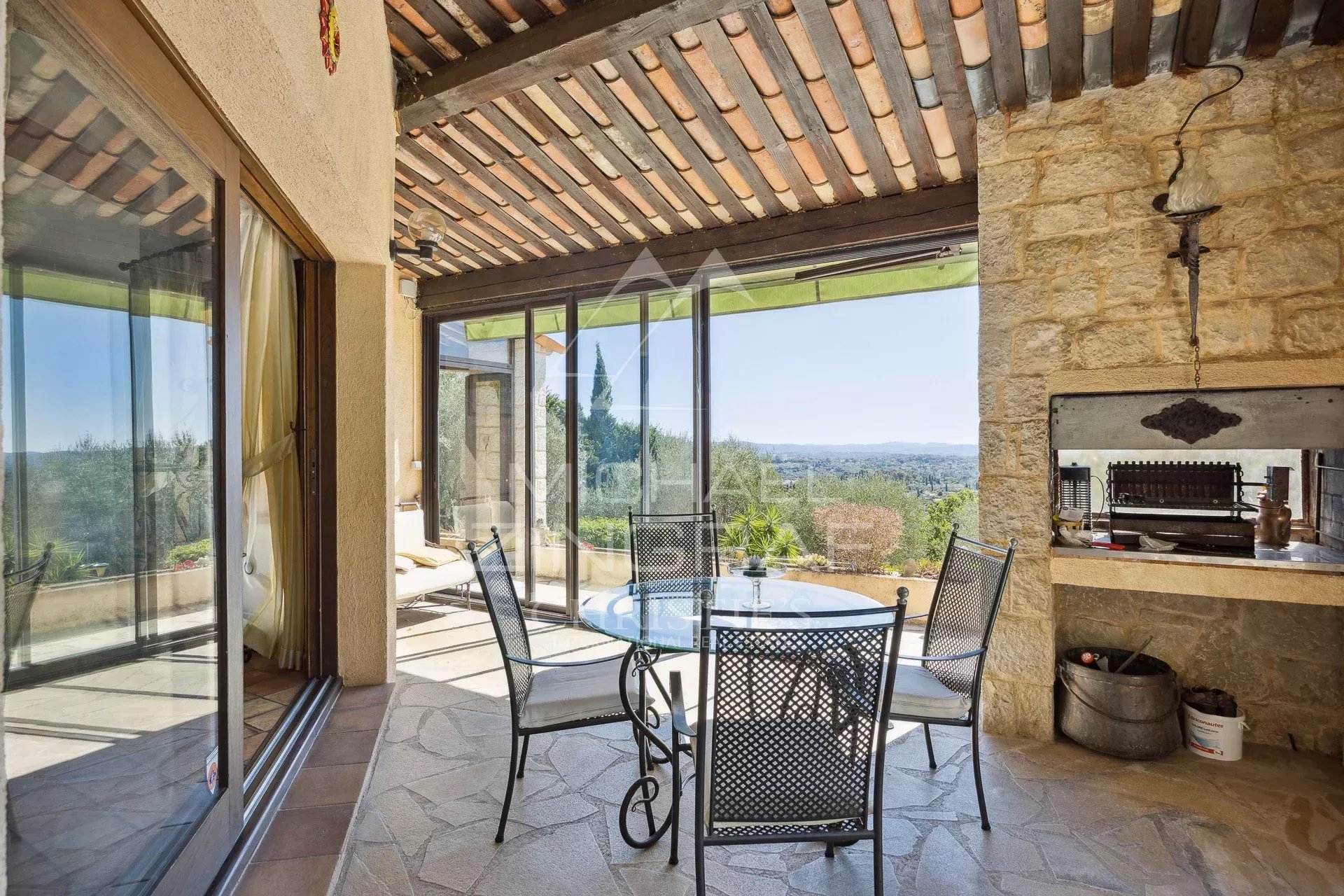 Architektenvilla mit Meerblick und Olivenhain