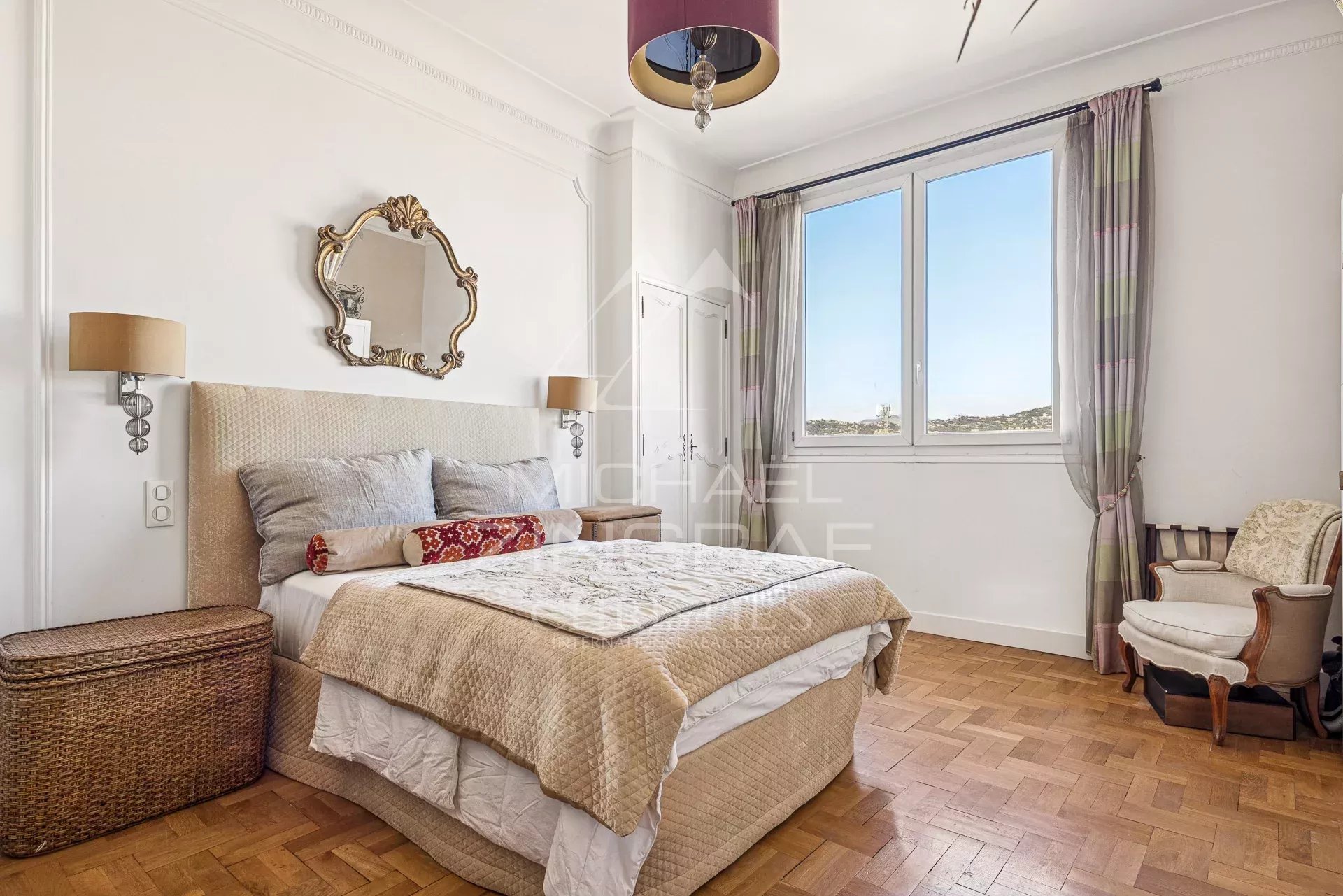 EXCEPTIONAL TOP-FLOOR APARTMENT ON AVENUE DE SUEDE