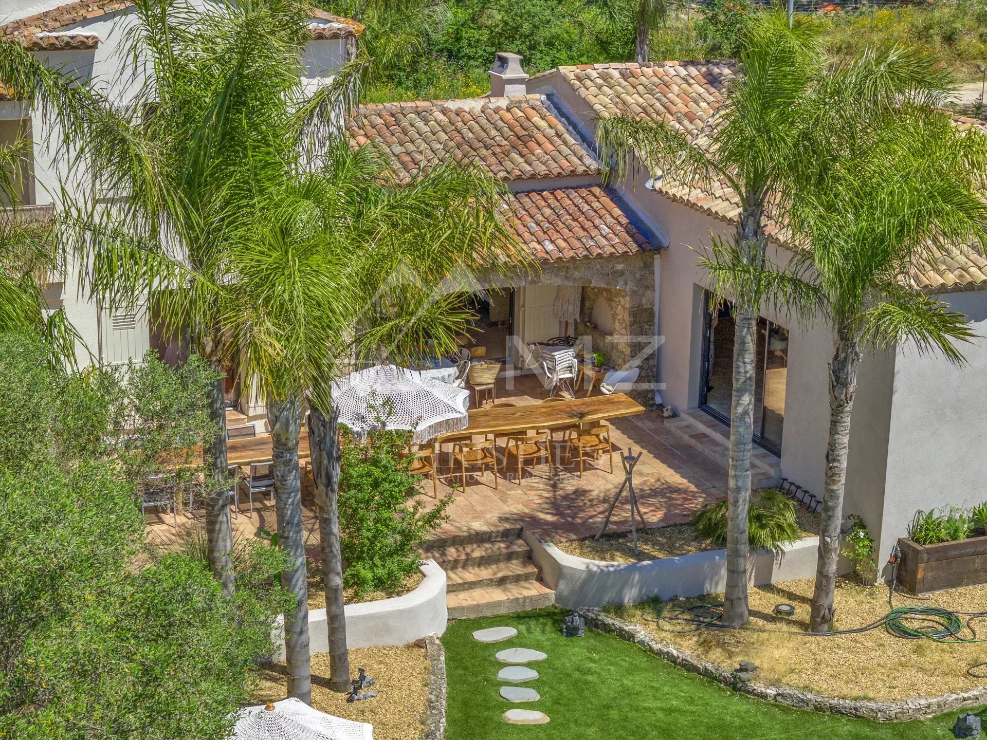 VILLA DE CARACTERE - VUE SUR LE CHATEAU DE GRIMAUD