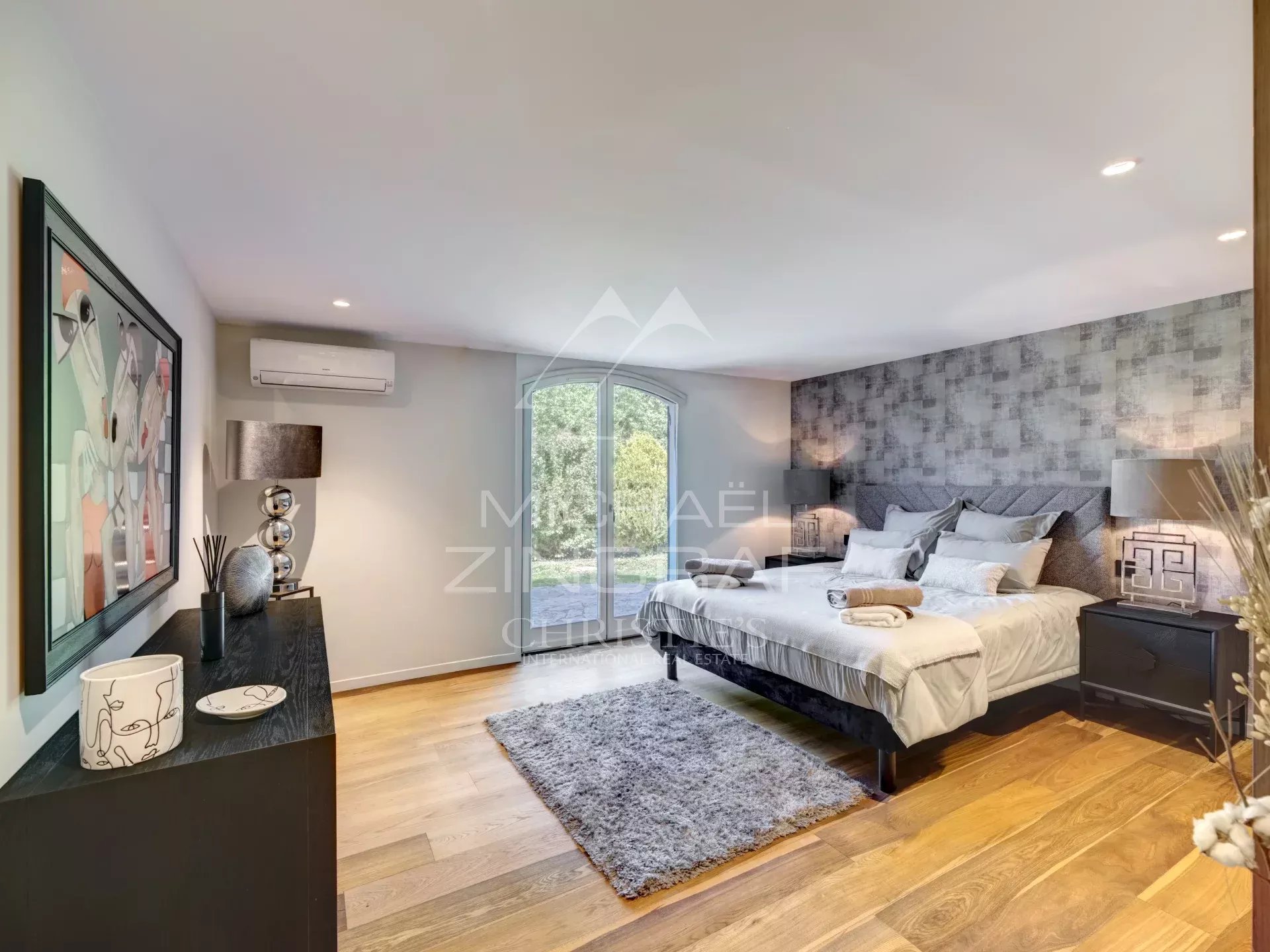 Gorgeous and renovated villa located in green and residential environment - 5 bedrooms