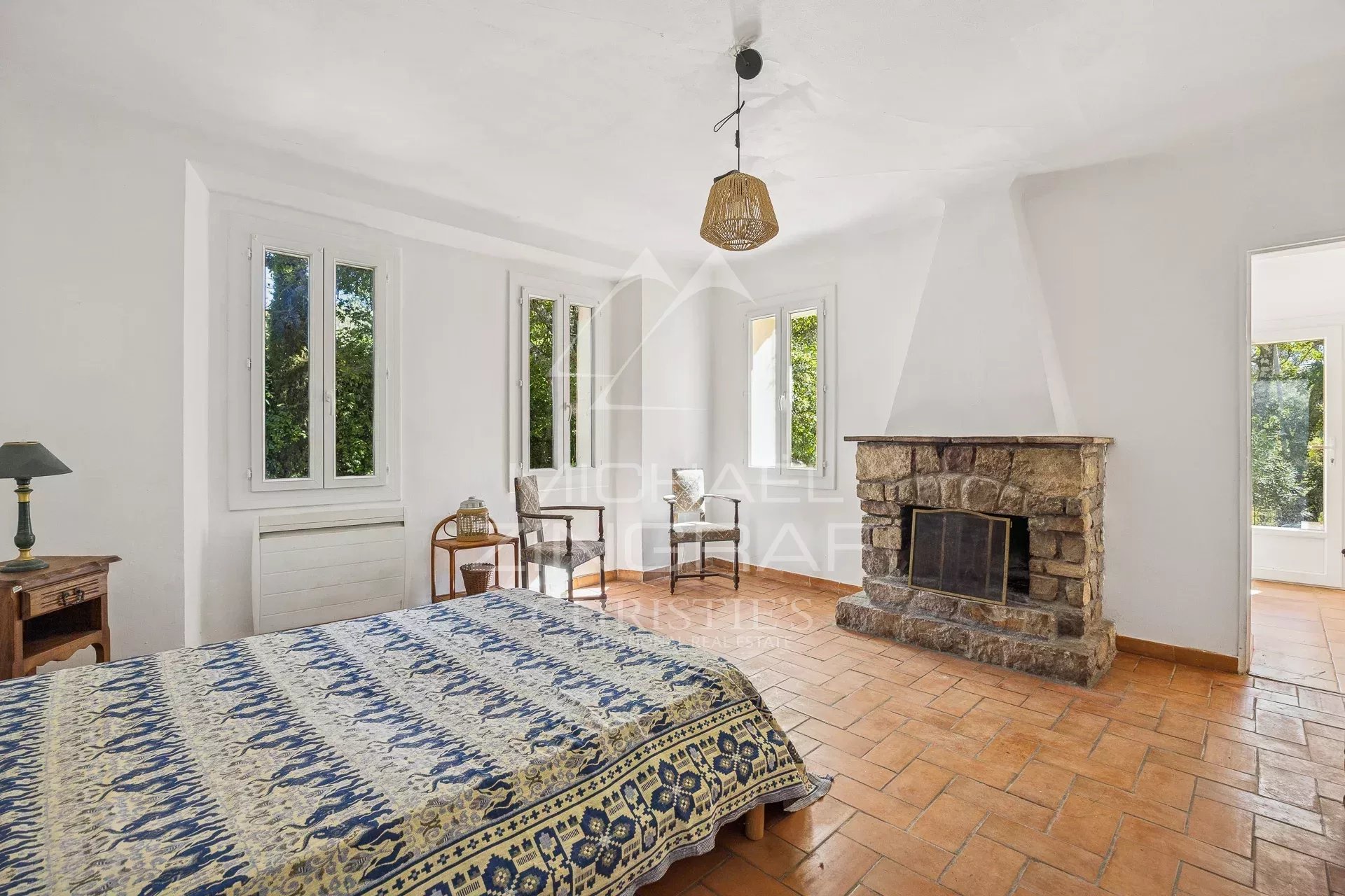 Elegant 217 m² character property with renovated stone sheepfold and swimming pool, set on one hectare of lush grounds