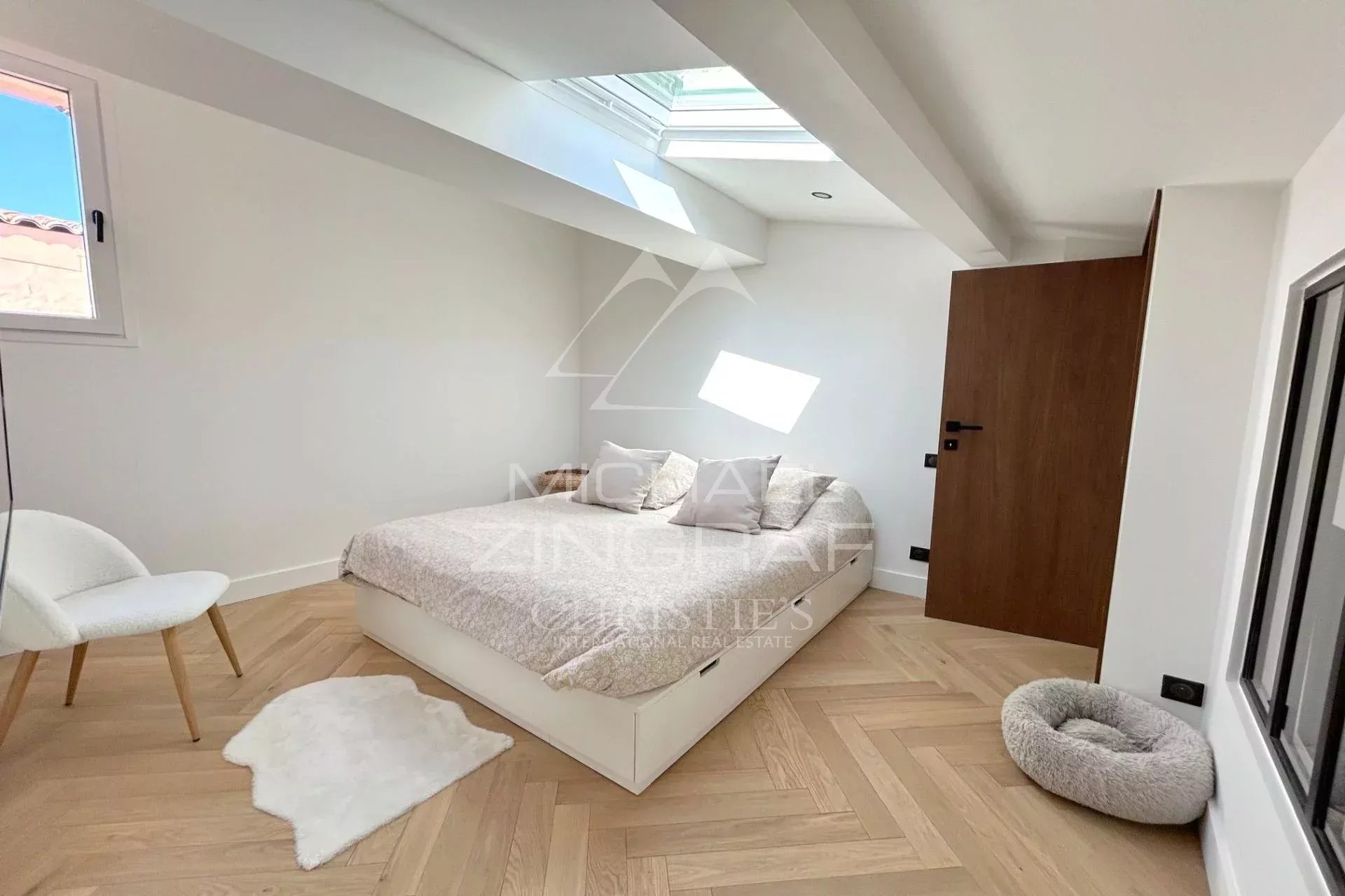Antibes Vieille Ville – Duplex d’Exception en Dernier Étage