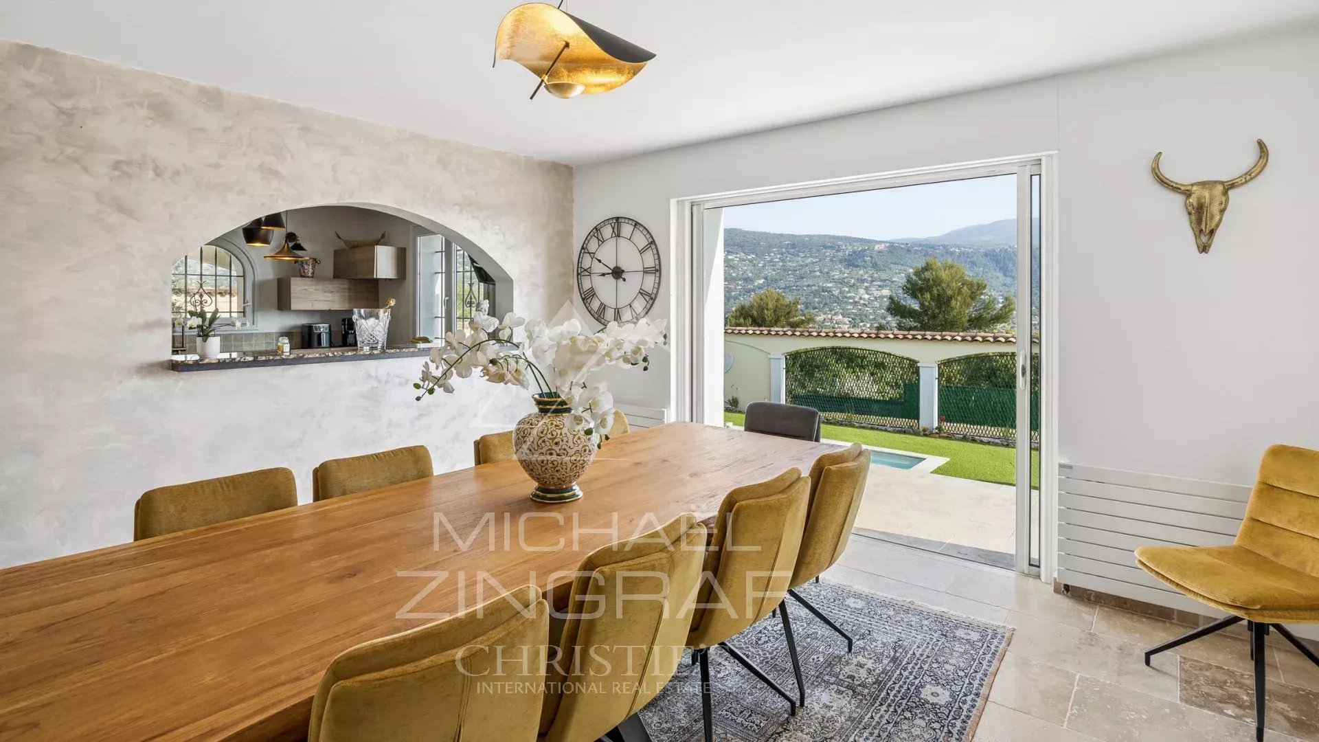 Elegante villa avec vue dégagée sur les collines