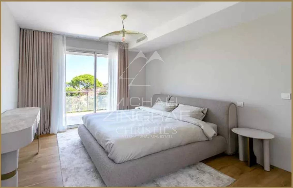 SPLENDID RENOVATED CONTEMPORARY VILLA OF 320 SQM LOCATED IN A PRIVATE ESTATE