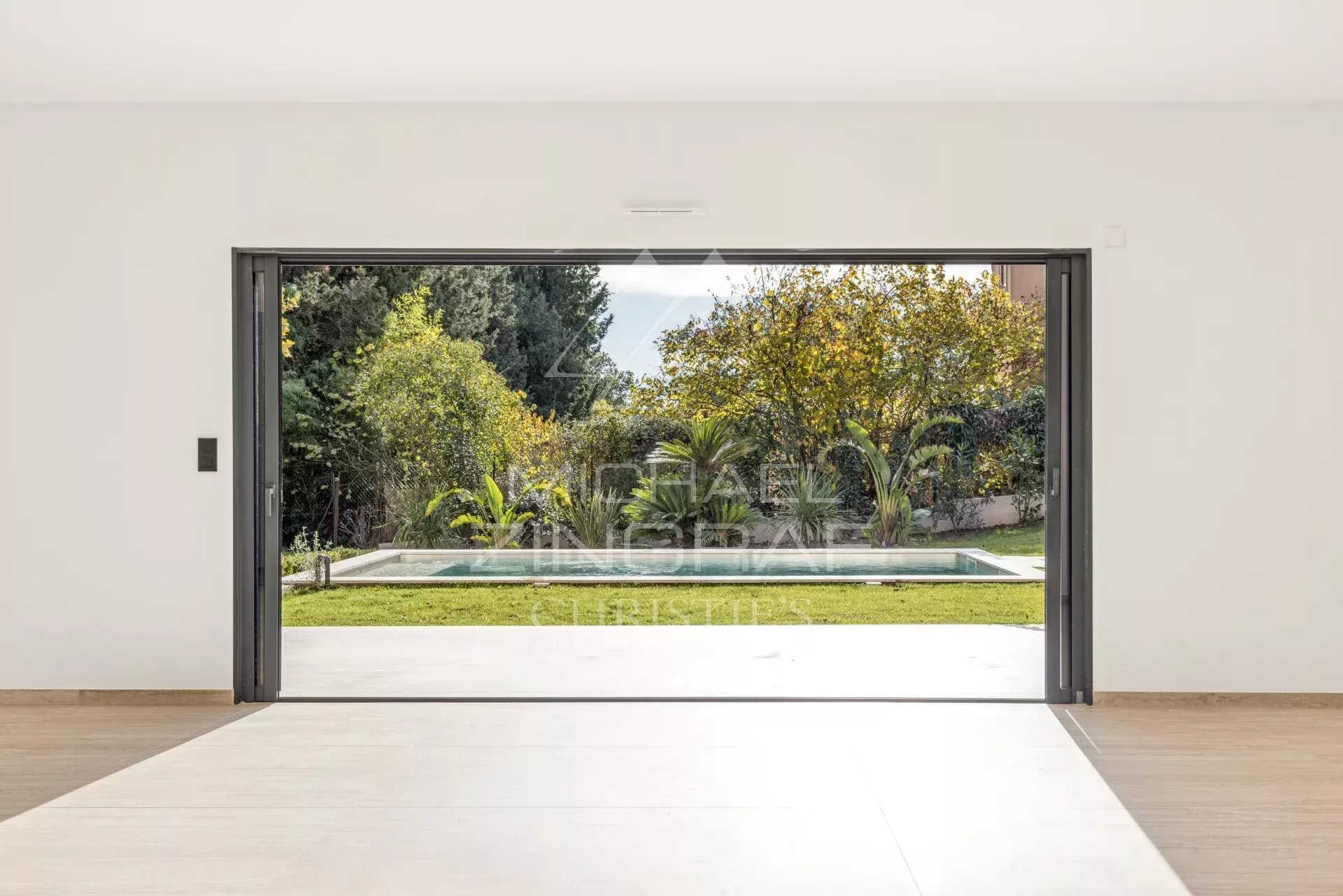 Contemporary villa in a quiet gated domain