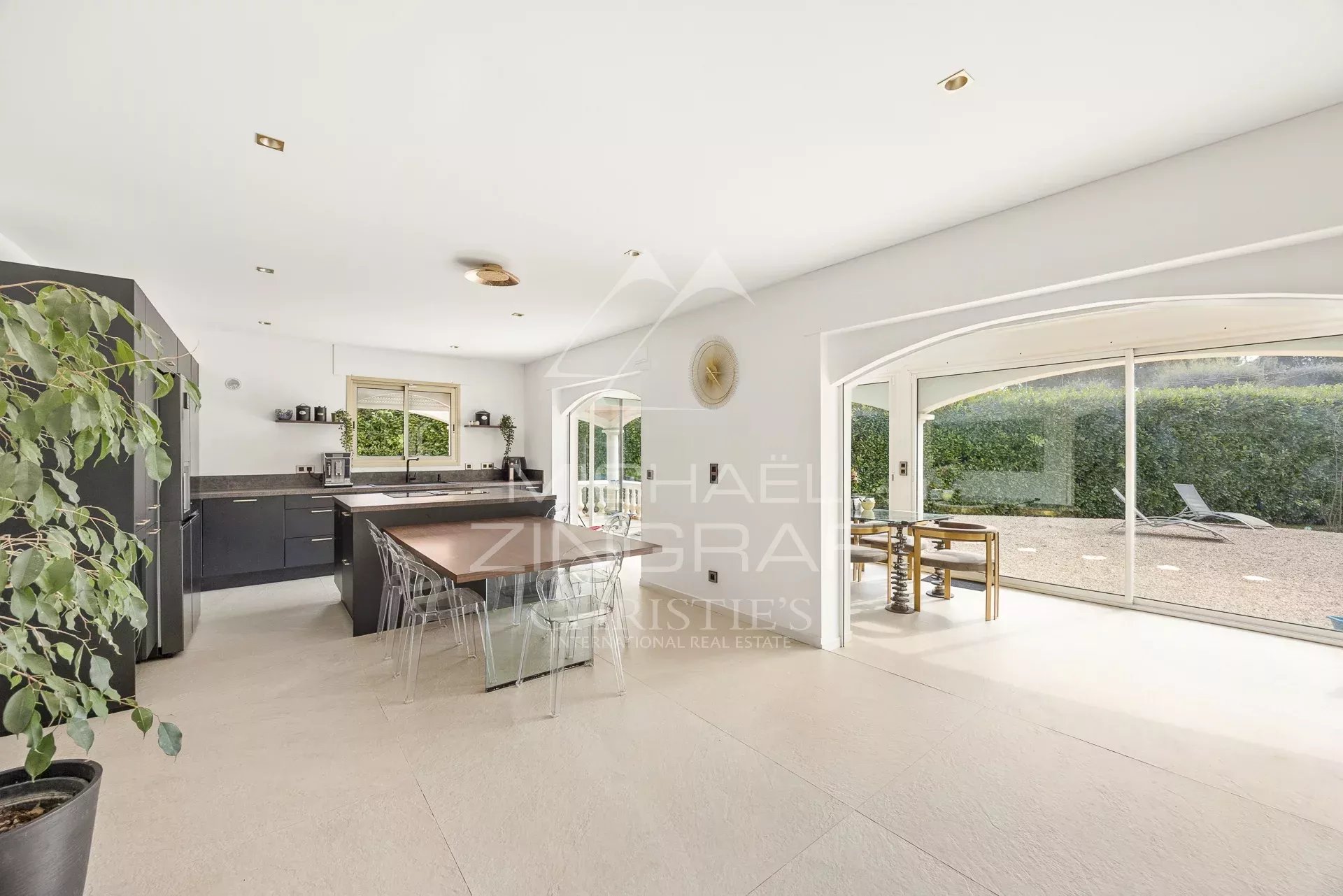 Roquefort-les-Pins – Élégante villa provençale moderne au cœur d’un environnement verdoyant