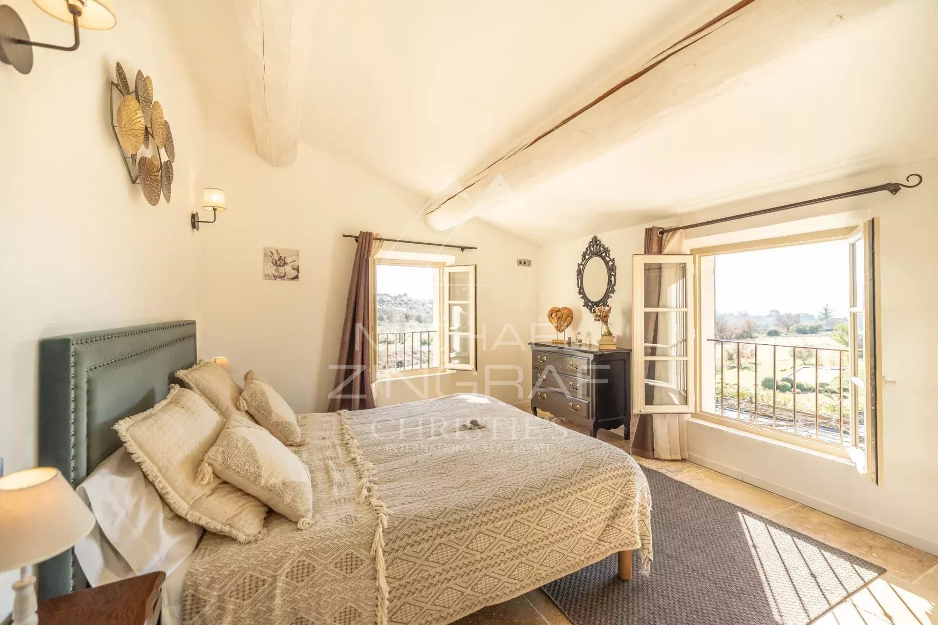 Vue exceptionnelle à 10 mn à pieds du centre village ! Mas avec piscine entre Luberon et Monts de Vaucluse