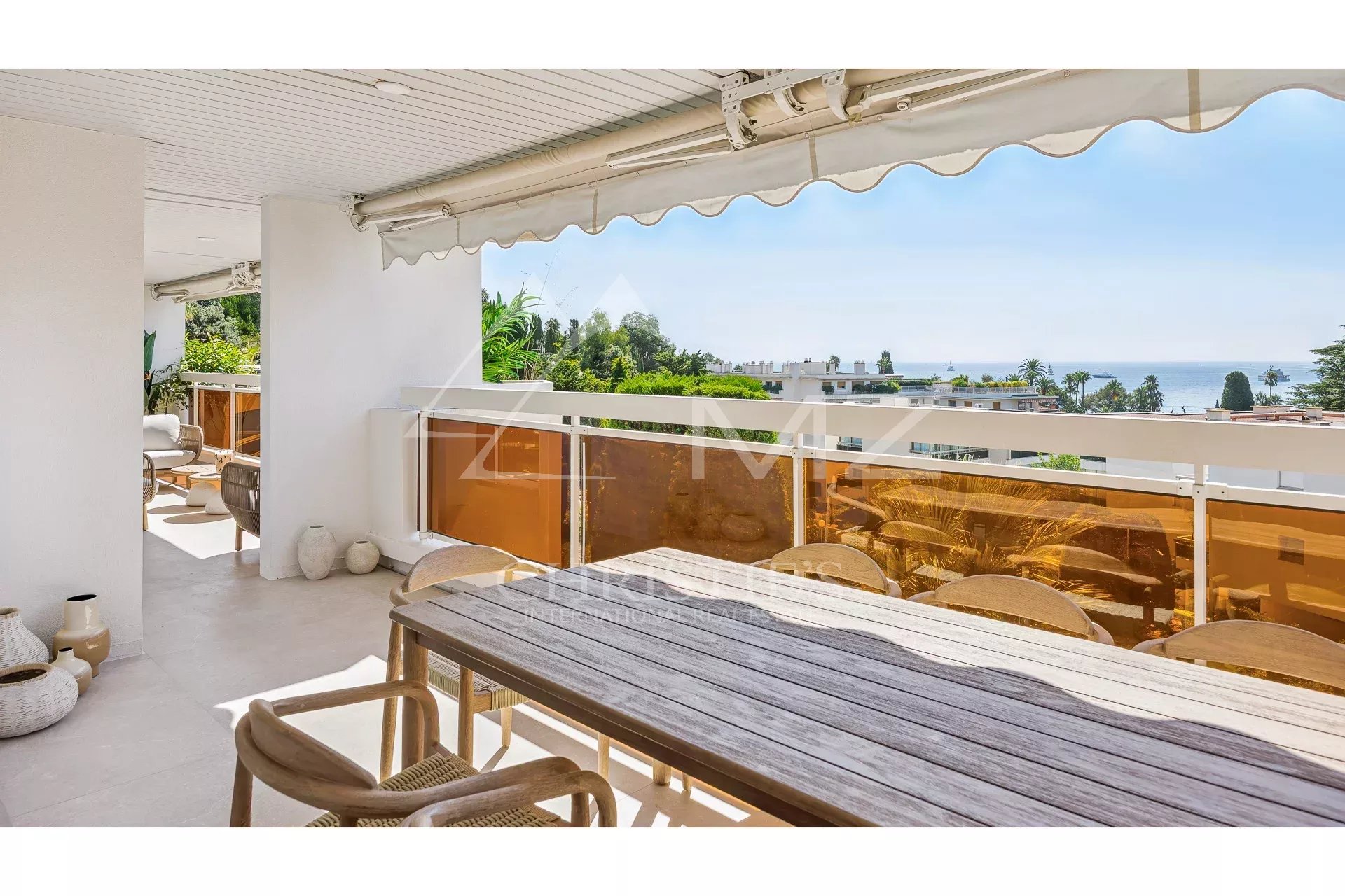 Magnificent 4-bedroom contemporary top floor apartment