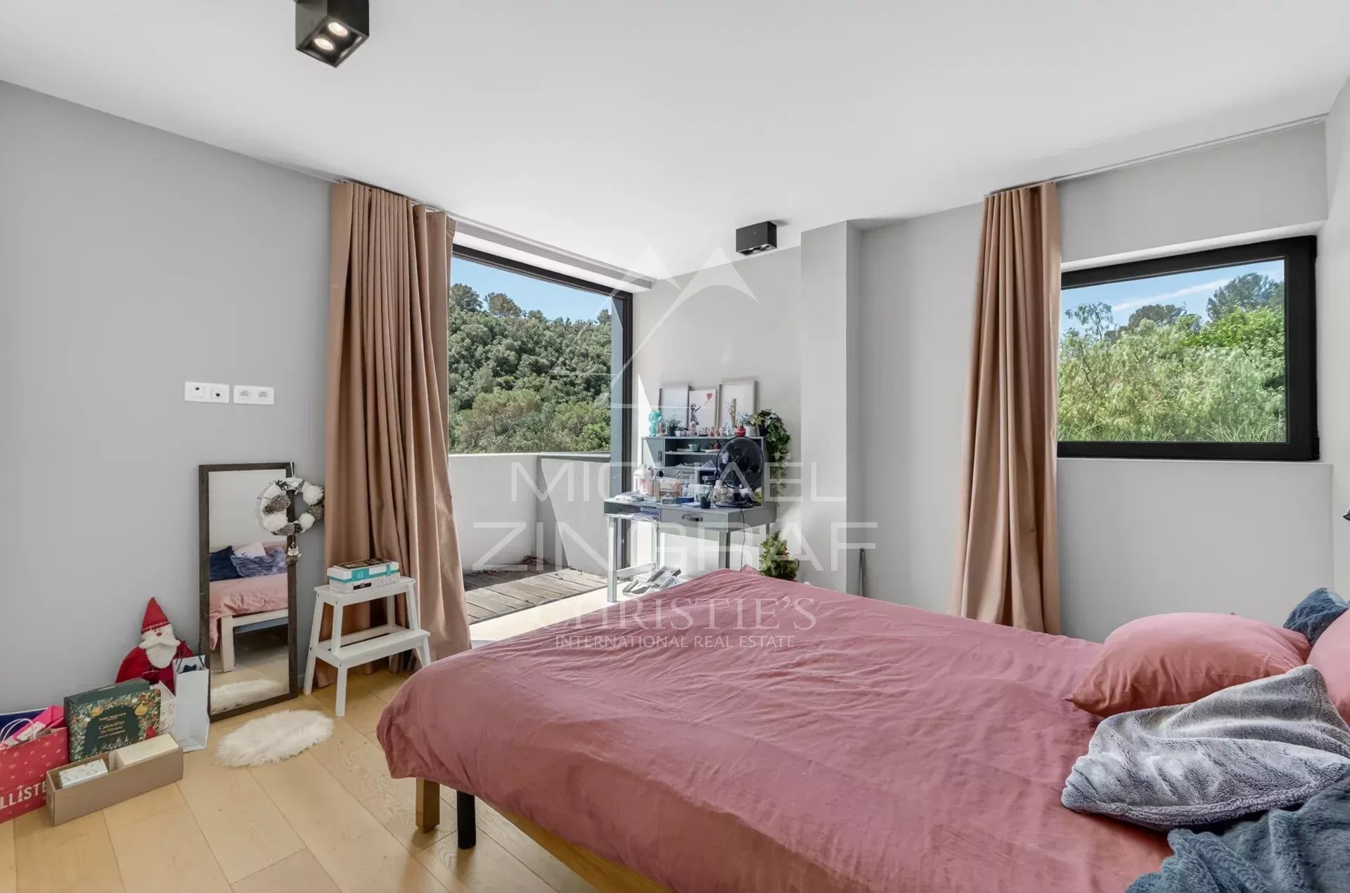 Valbonne - Villa contemporaine au cœur d'un écrin de verdure