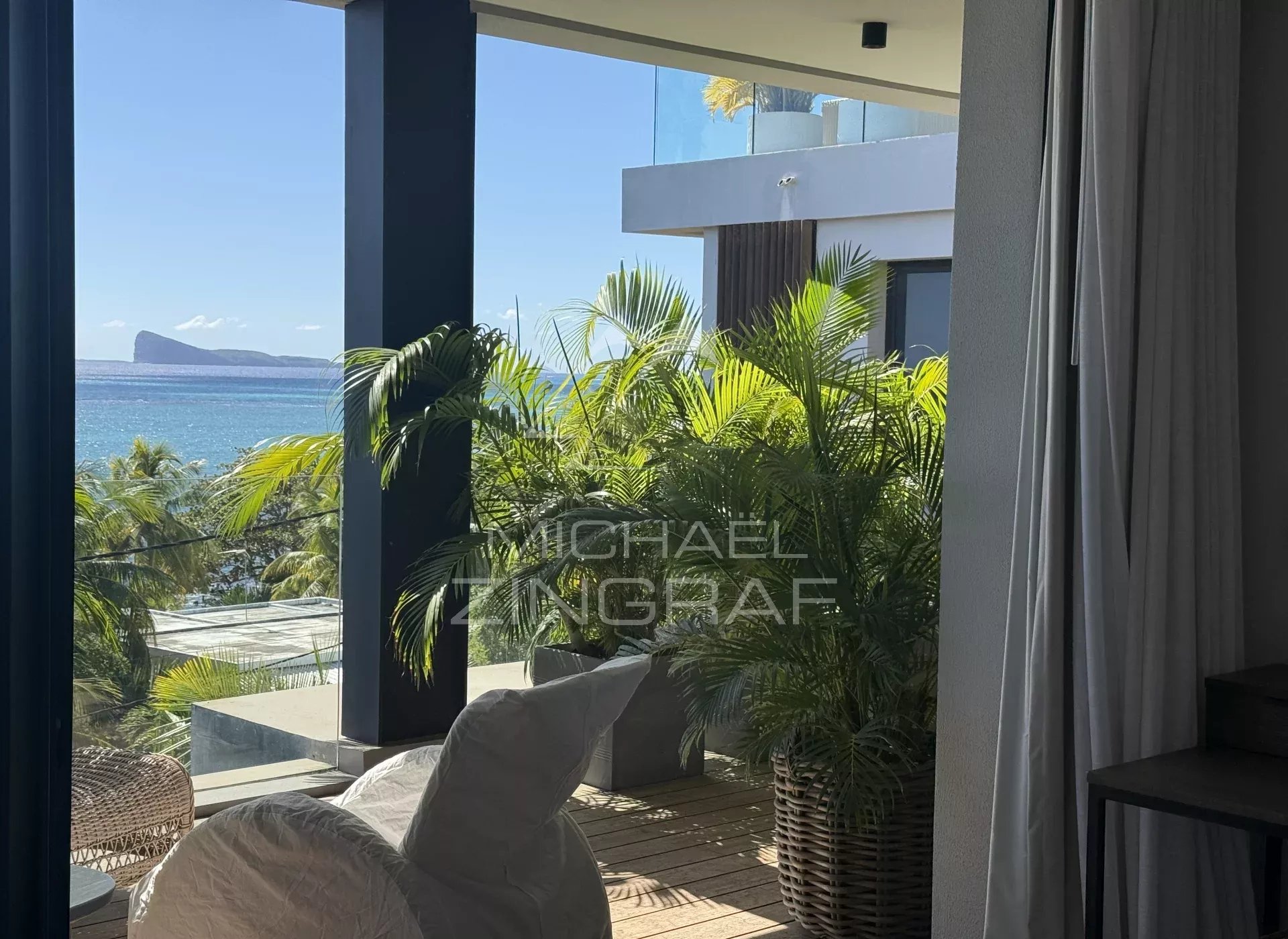 Luxury Penthouse with Sea Views – Pointe aux Canonniers