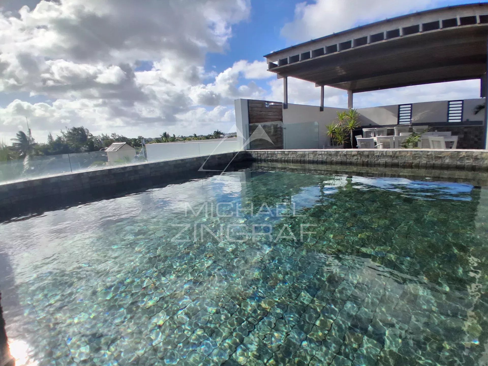 Penthouse d'Exception avec Rooftop Privatif, Piscine et Accès à une Plage Privée