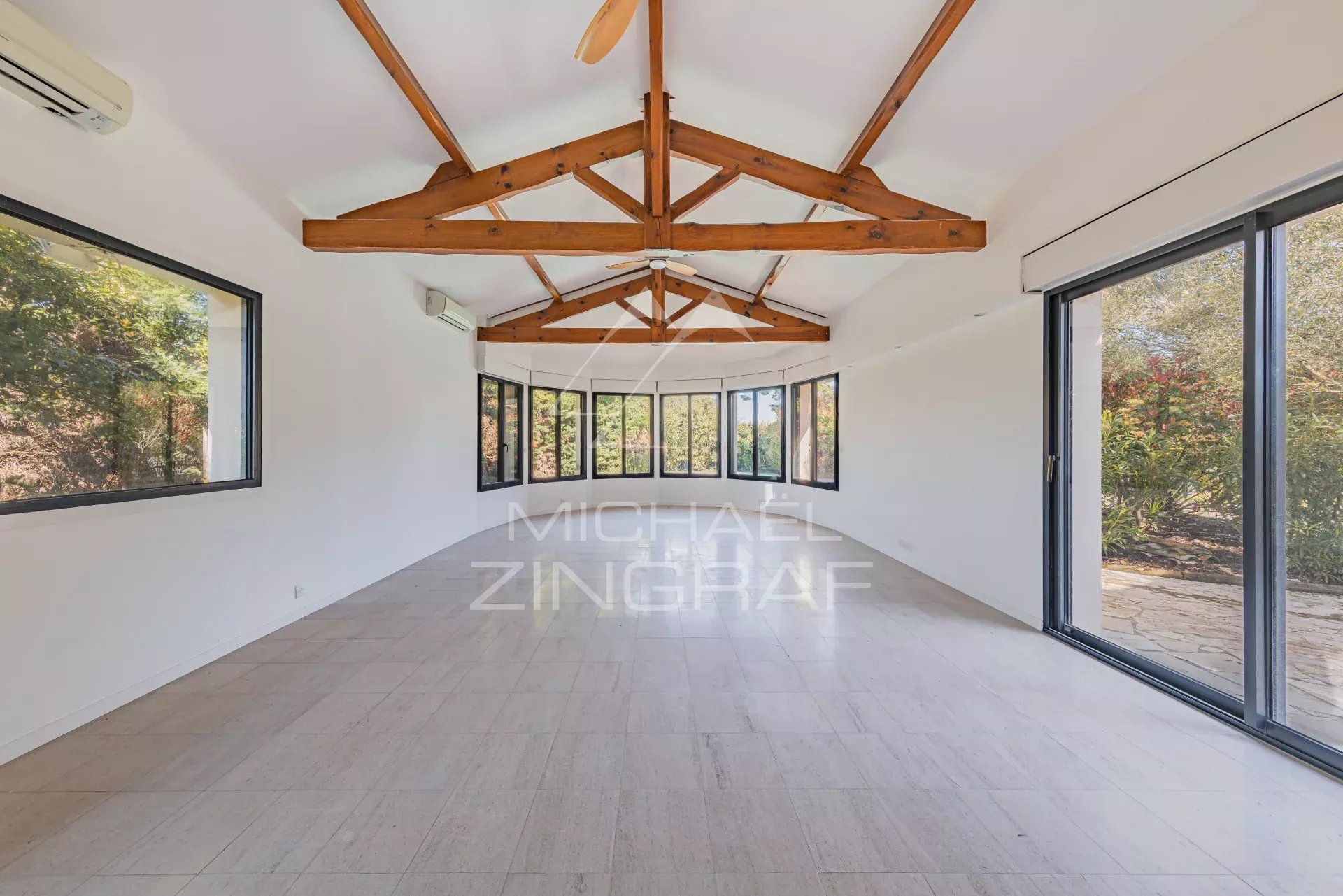 Une villa d'architecte dans un décor authentique au Port de la Hume