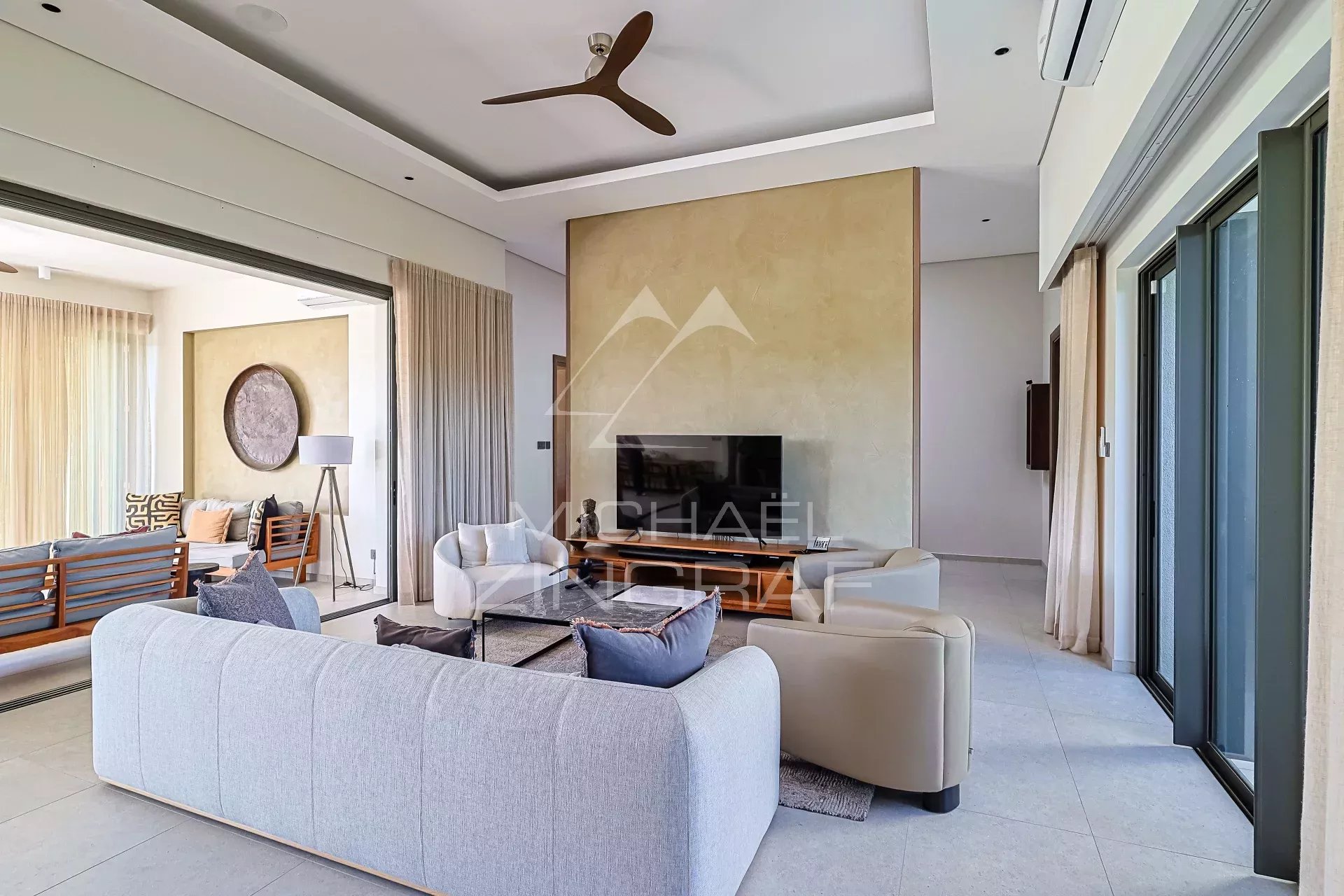 Moderne ebenerdige Villa mit Golfblick in ruhiger Lage