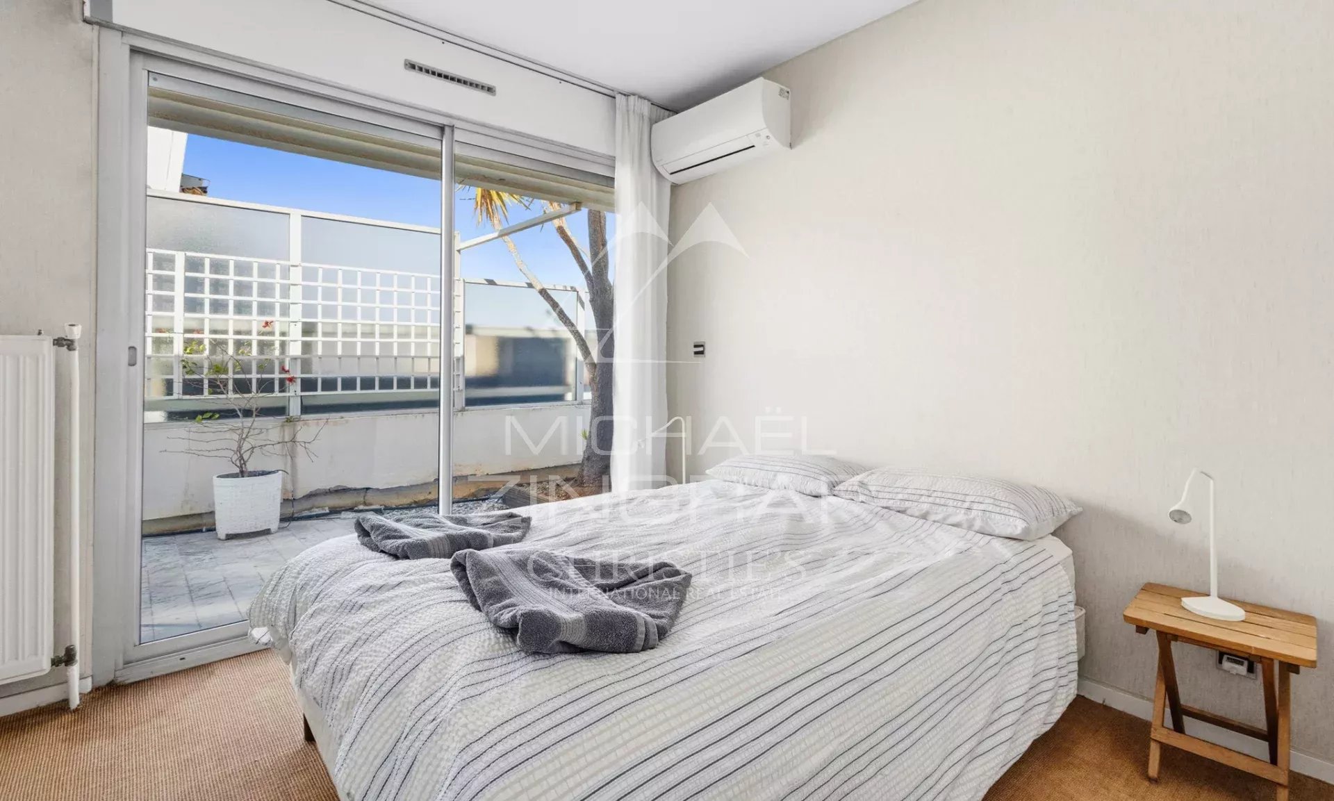 JUAN-LES-PINS – Rostagne : Villa sur le toit avec vue mer panoramique