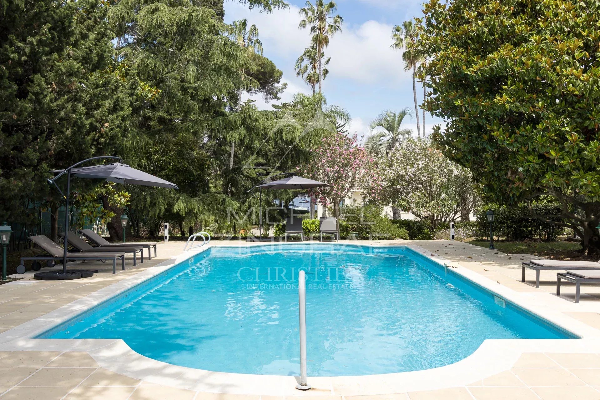 Propriété de prestige située sur le versant ouest du Cap d'Antibes