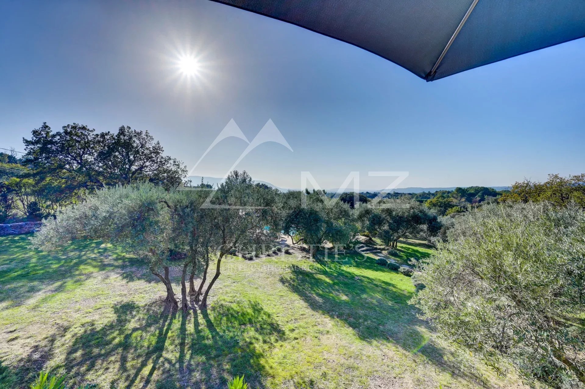 Gordes – Elegantes Steinhaus mit Pool und Panoramablick