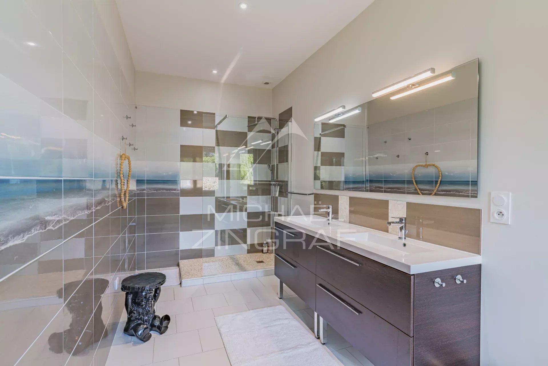 n Mimizan, on the edge of the forest, a unique property