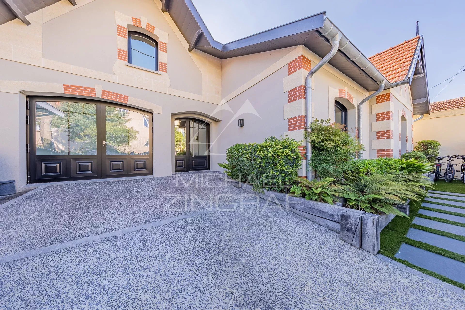 Grande maison contemporaine dans quartier calme