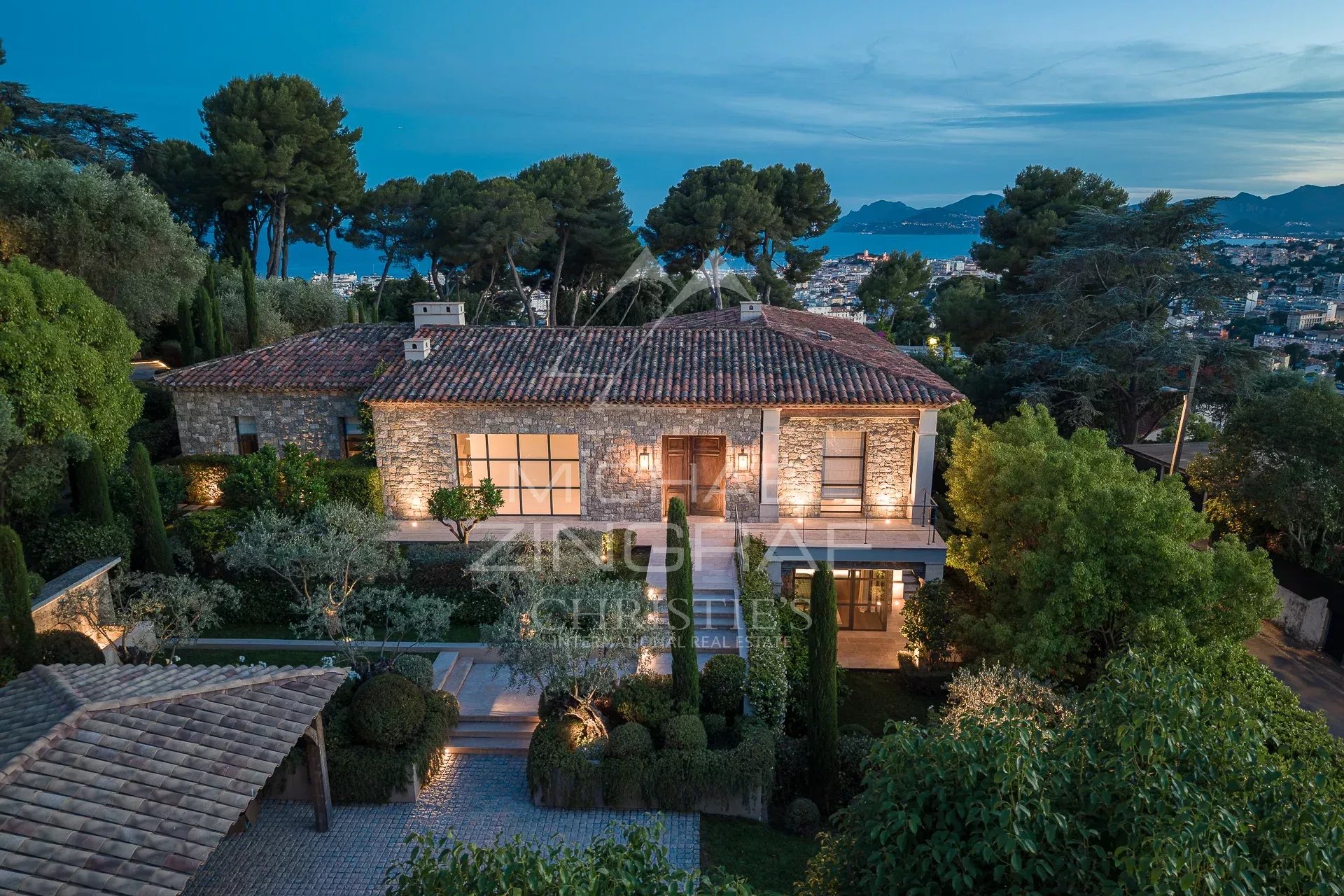 Ideally located in the heart of the most prestigious district in France