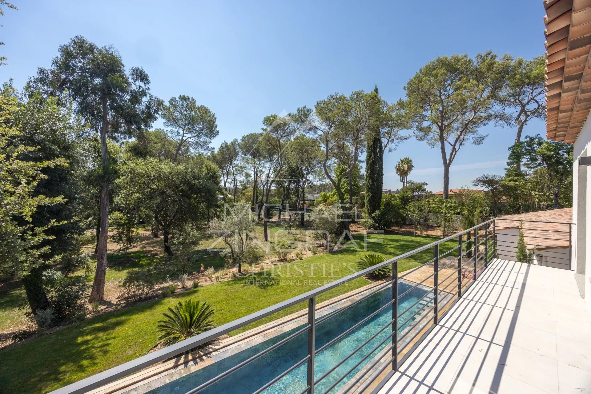 Mougins – Renovated family villa in a secluded estate